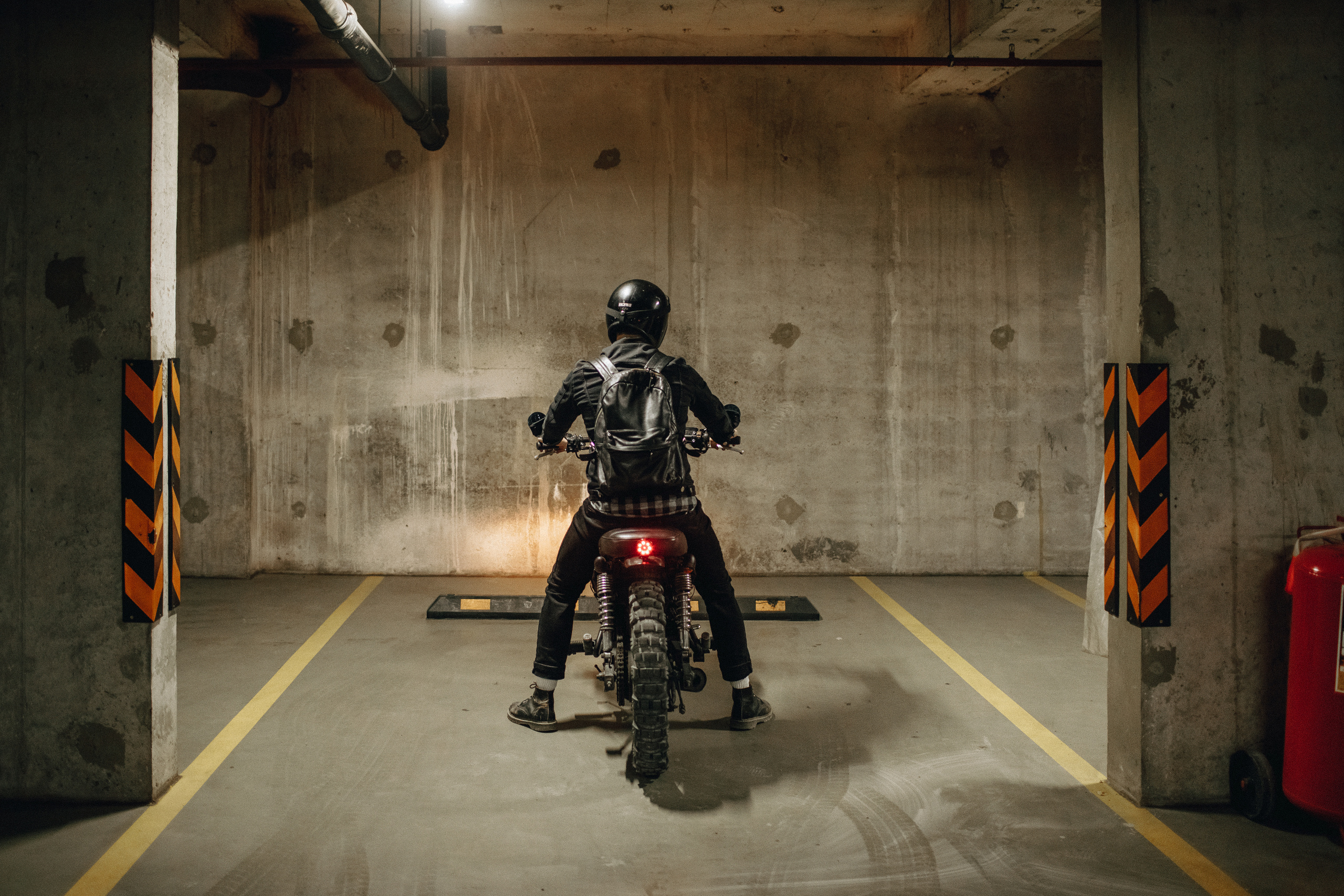 Байкер на парковке. Крым фото, отдых Крым, Севастополь фото, Свадьба фото, Олег Горбатко