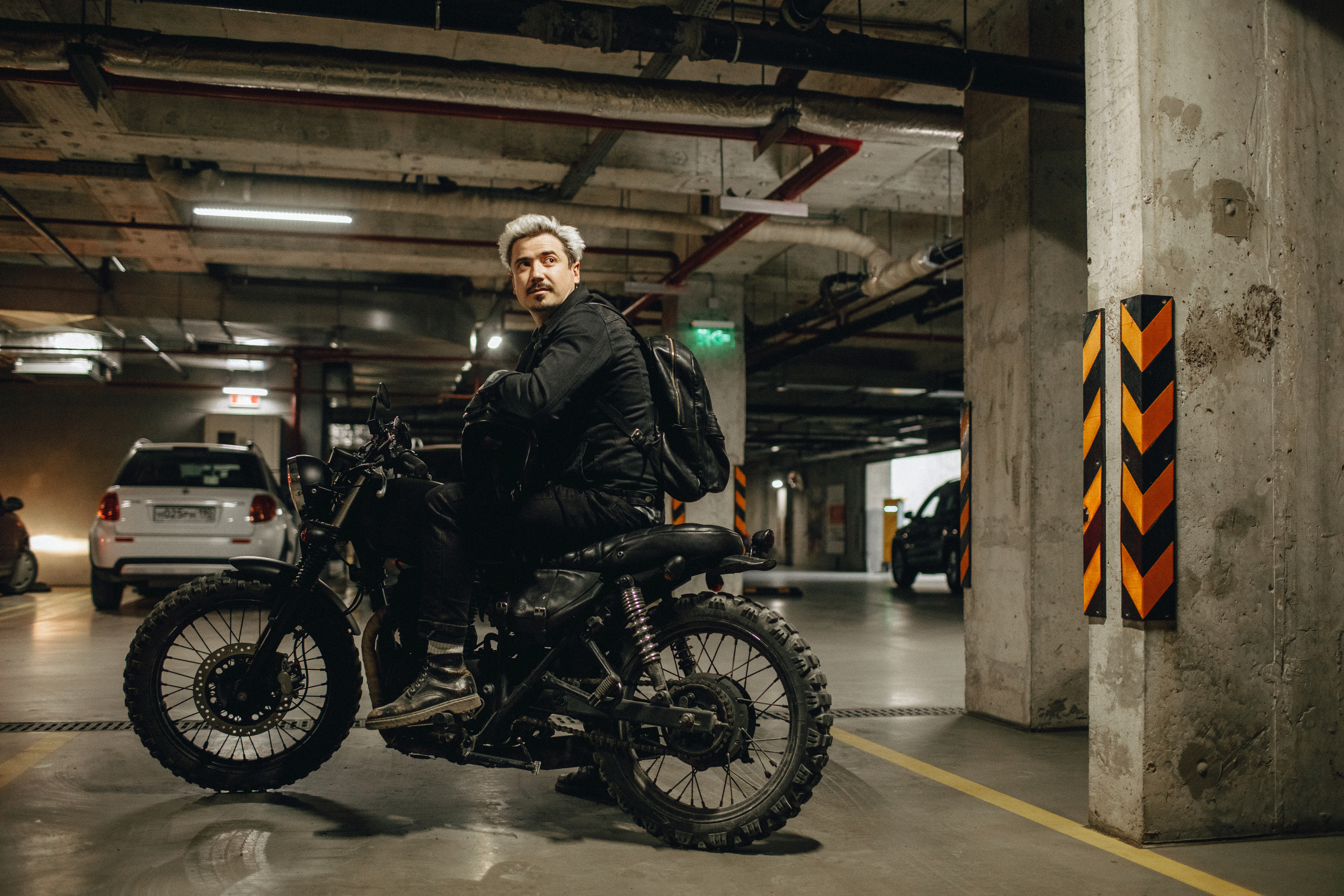 Байкер на парковке. Крым фото, отдых Крым, Севастополь фото, Свадьба фото, Олег Горбатко