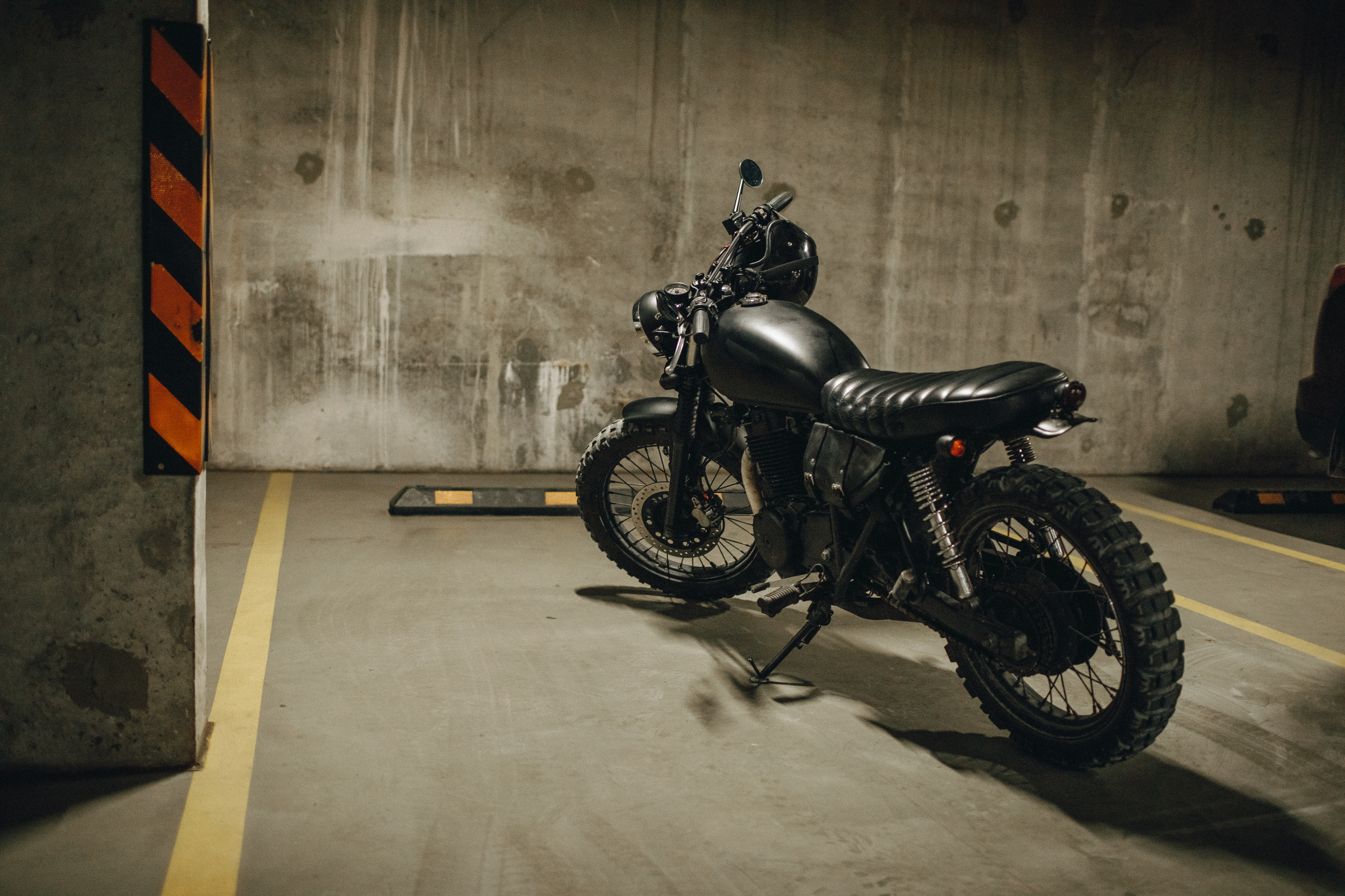 Байкер на парковке. Крым фото, отдых Крым, Севастополь фото, Свадьба фото, Олег Горбатко