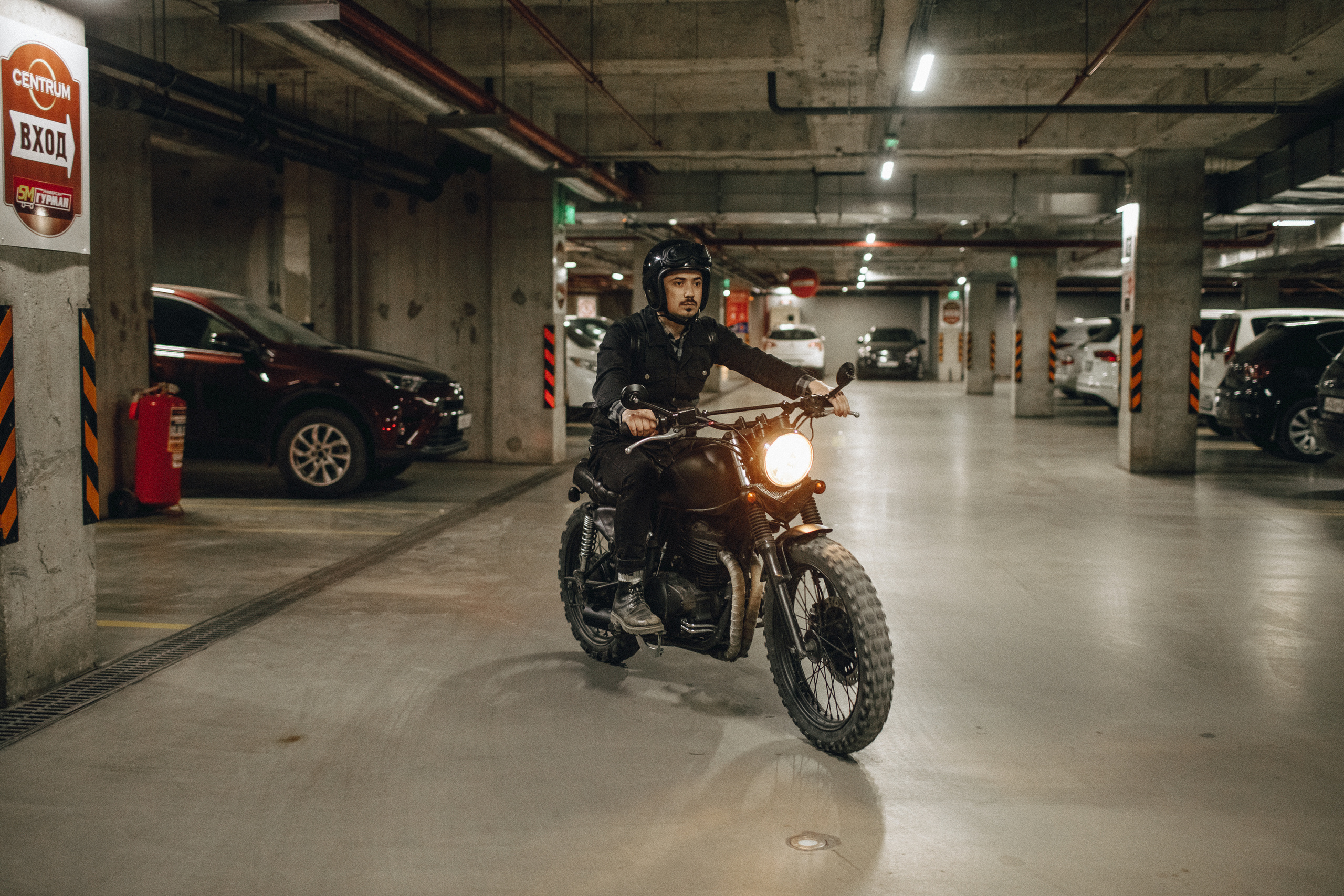 Байкер на парковке. Крым фото, отдых Крым, Севастополь фото, Свадьба фото, Олег Горбатко