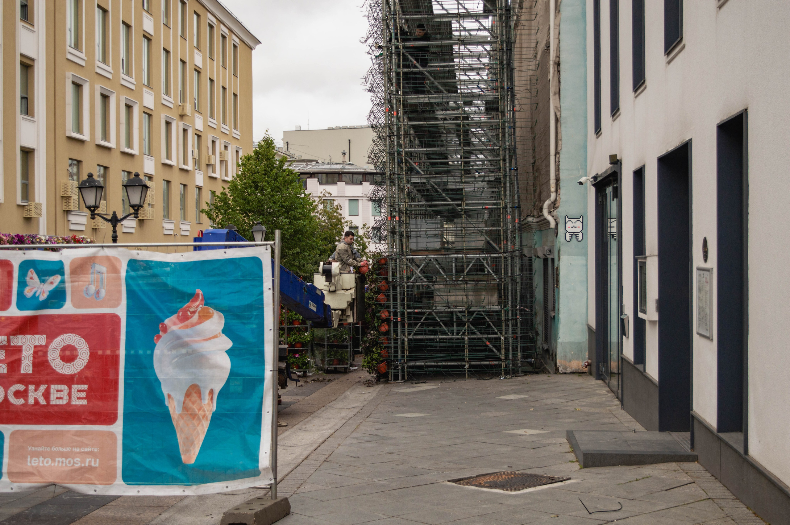 Типология «Стикербомбинг в городе». Фотограф Анастасия Лощакова в Москве