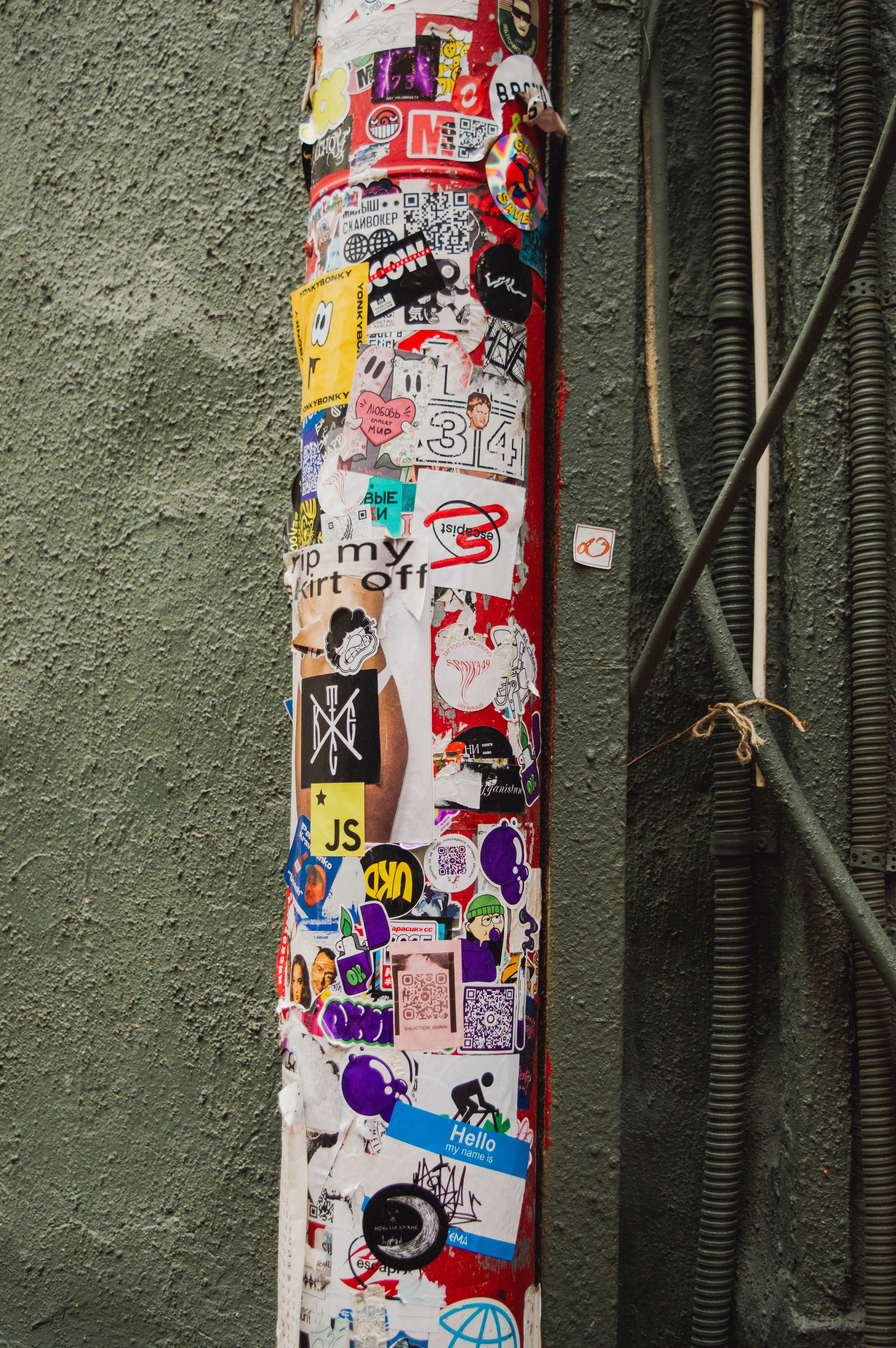Типология «Стикербомбинг в городе». Фотограф Анастасия Лощакова в Москве