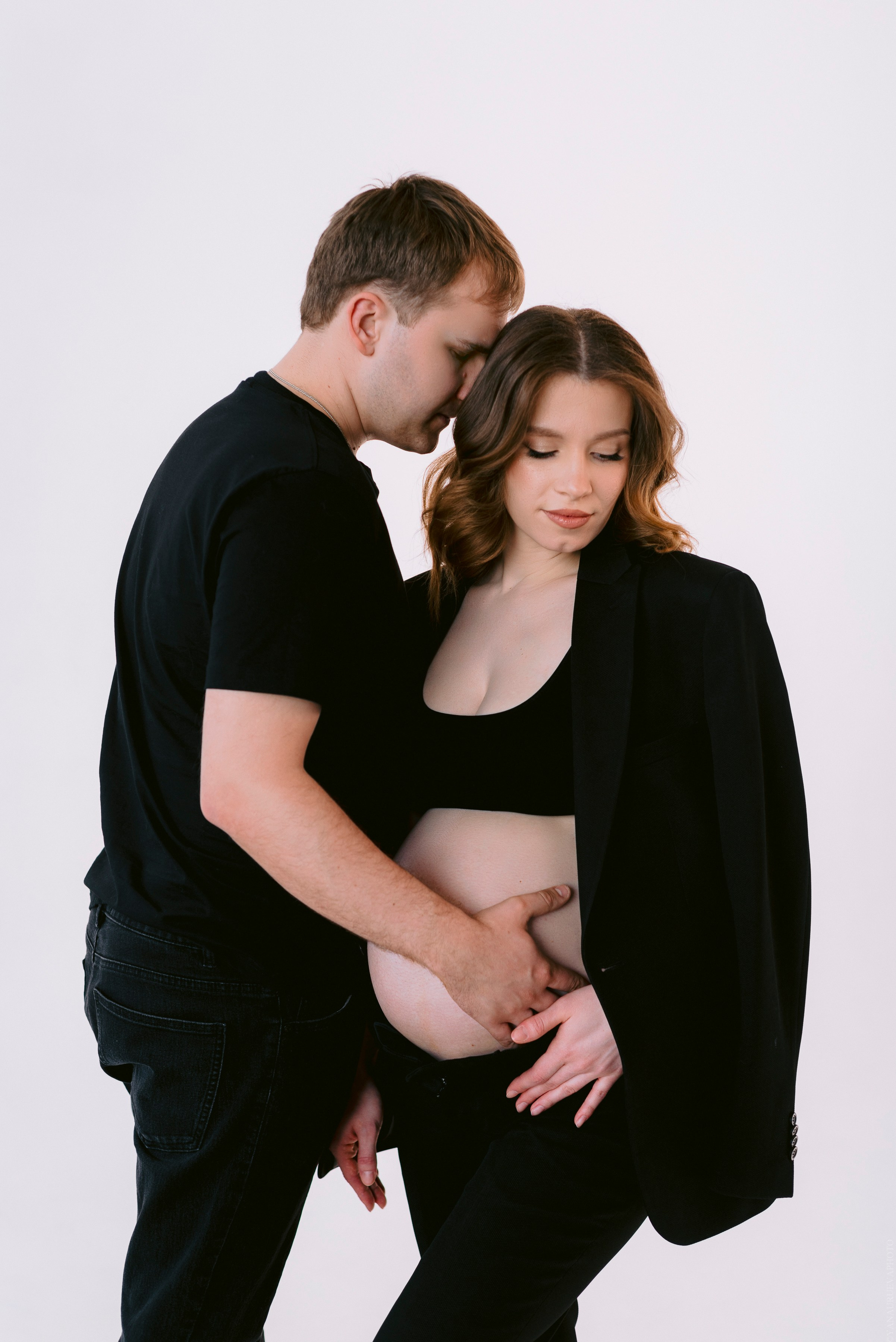 парень и девушка беременная в черной одежде