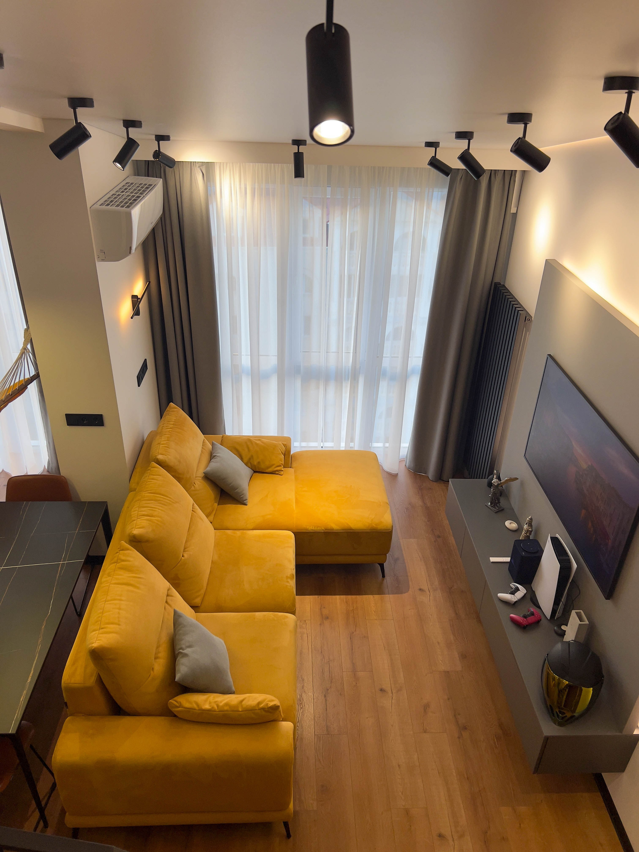 The apartment is on two levels. Fotograf Dmitrii Donets