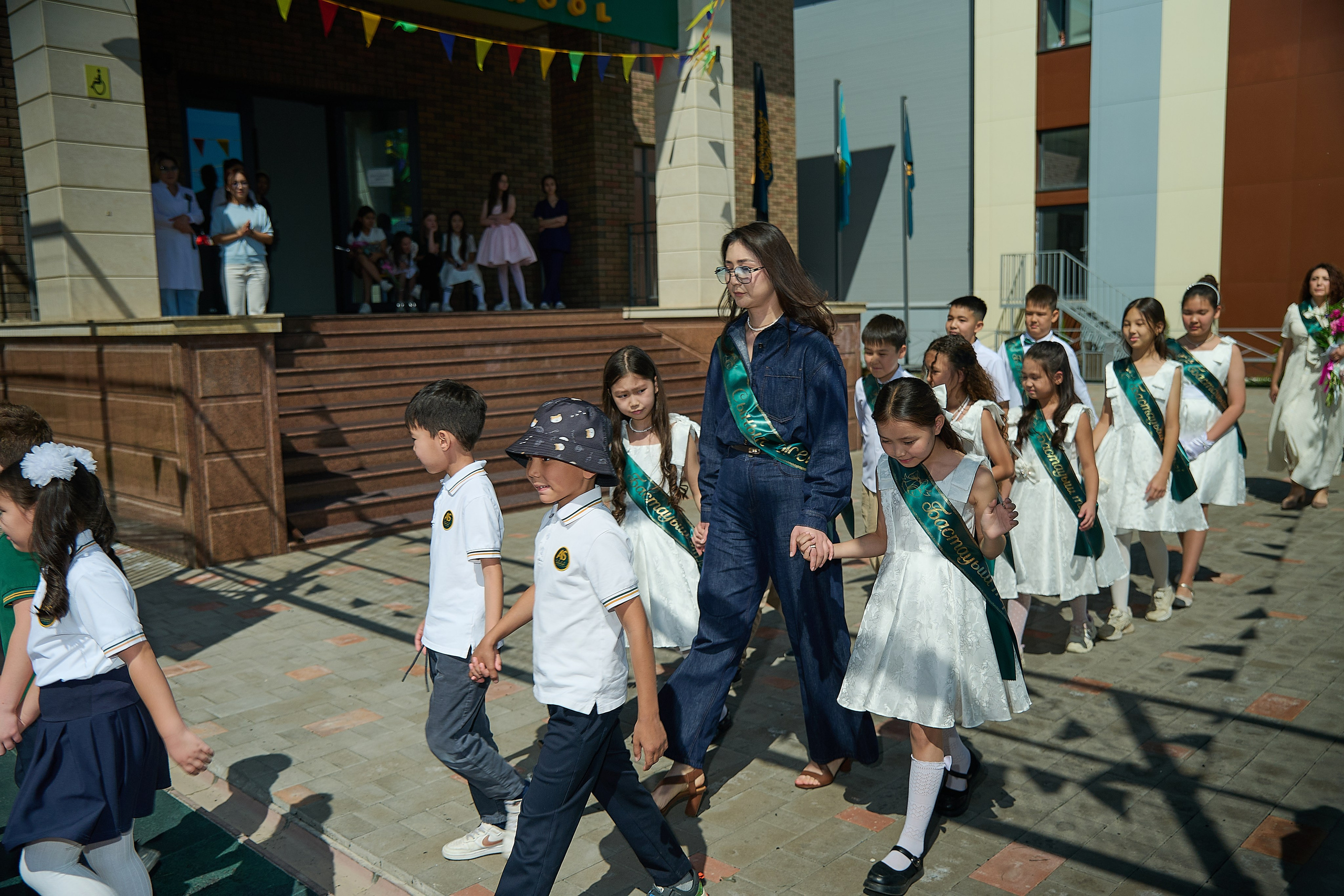 Линейка в школа Abai International school. Фотограф в Алматы Егор Поленов