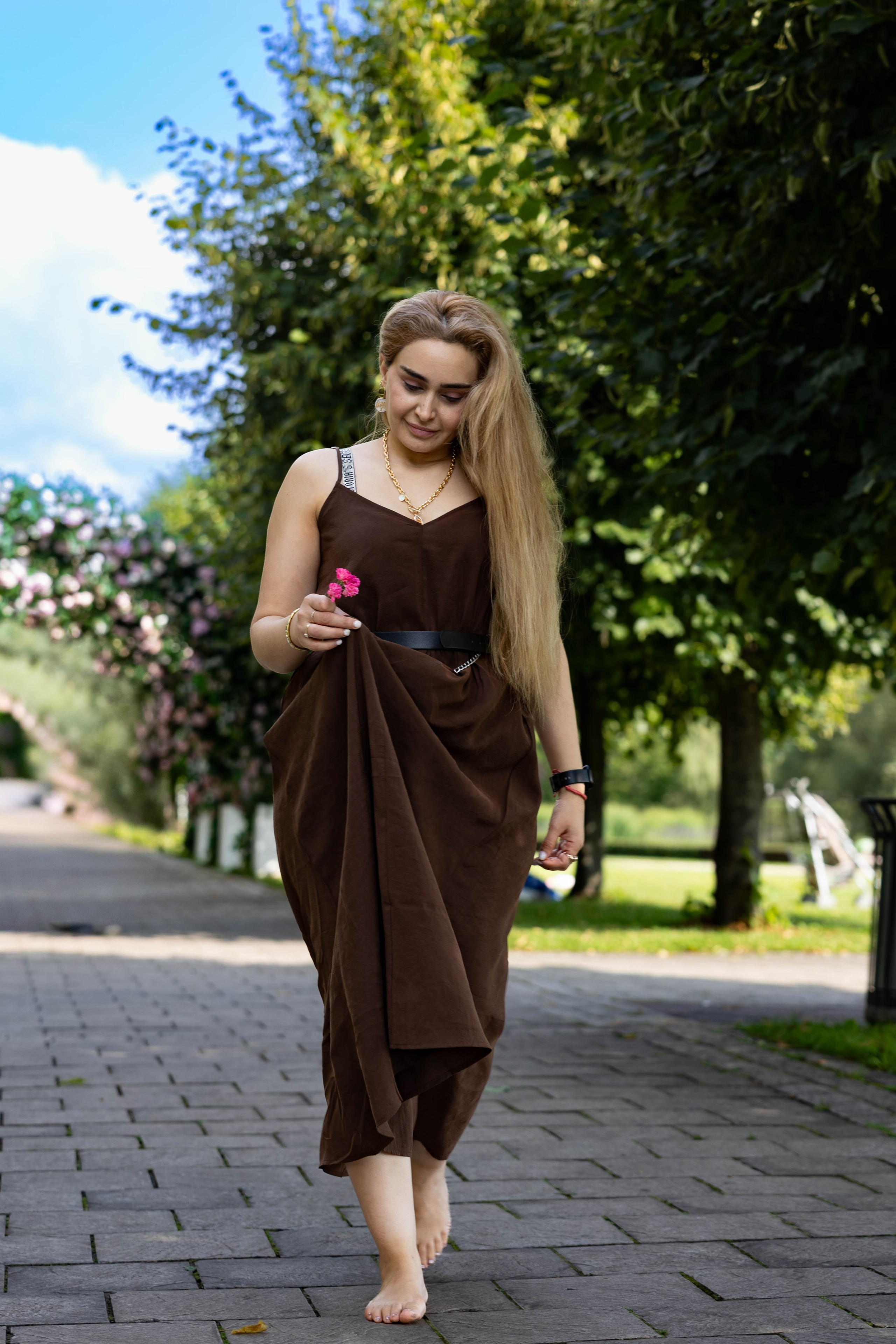 Прогулка мамы и дочки в парке