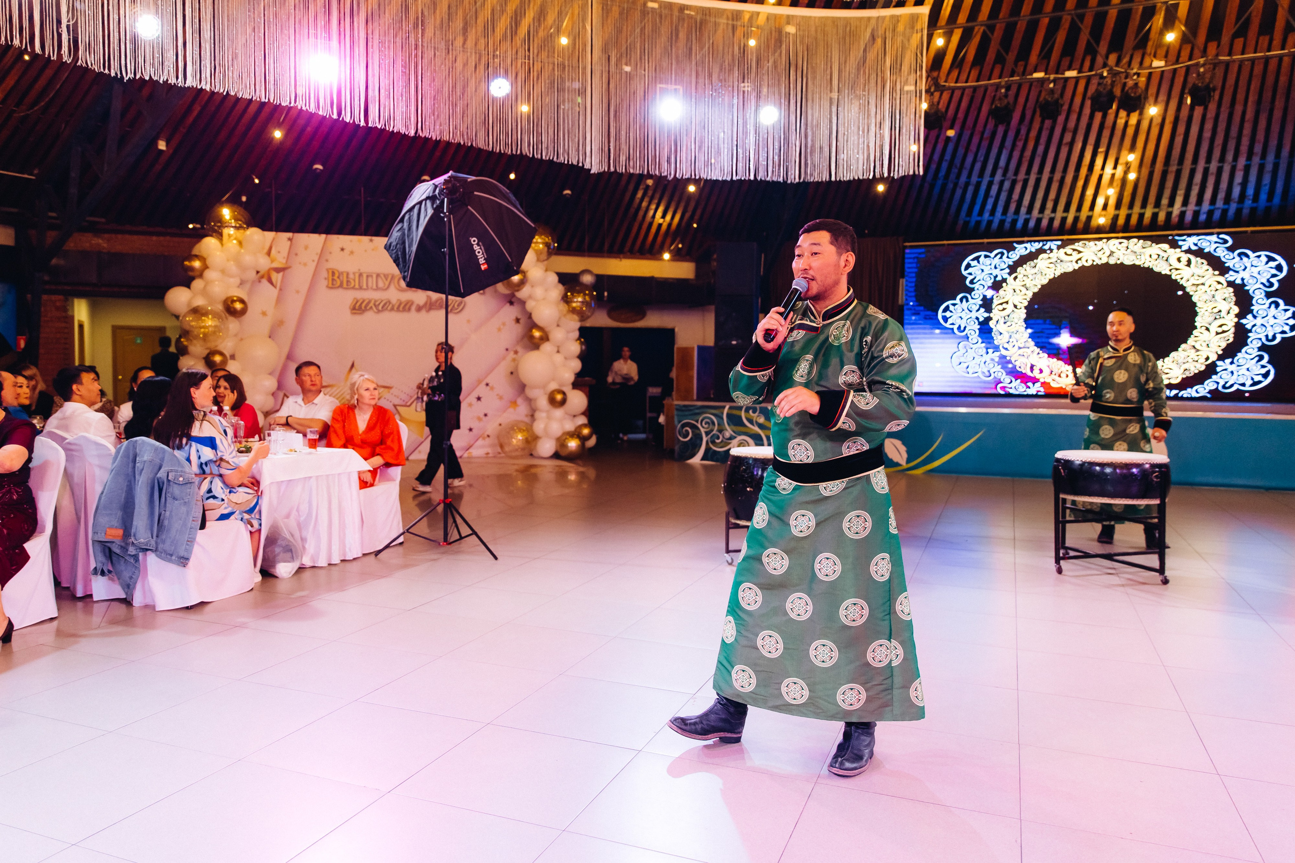 Выпускной вечер. 49 школа. Баран на корове. Свадебный и семейный фотограф в Улан-Удэ