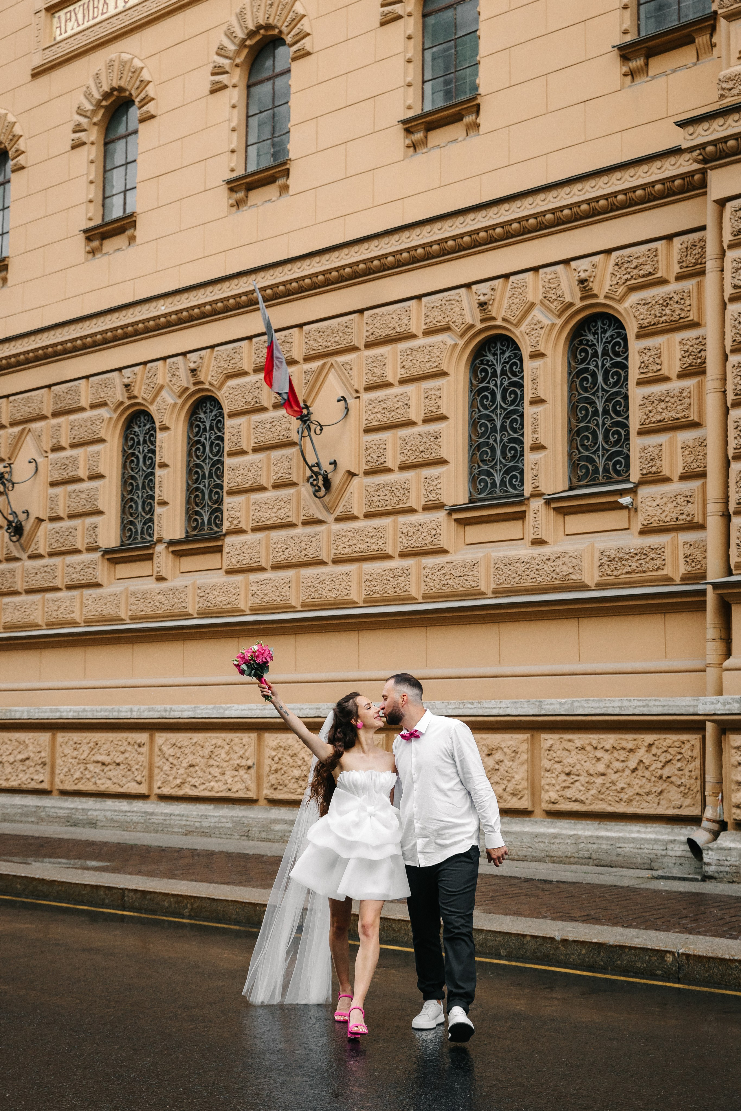 ДВОРЕЦ № 2 | Июль, кабриолет, академия Штиглица. Свадебный фотограф в Санкт-Петербурге Полина Корзухина
