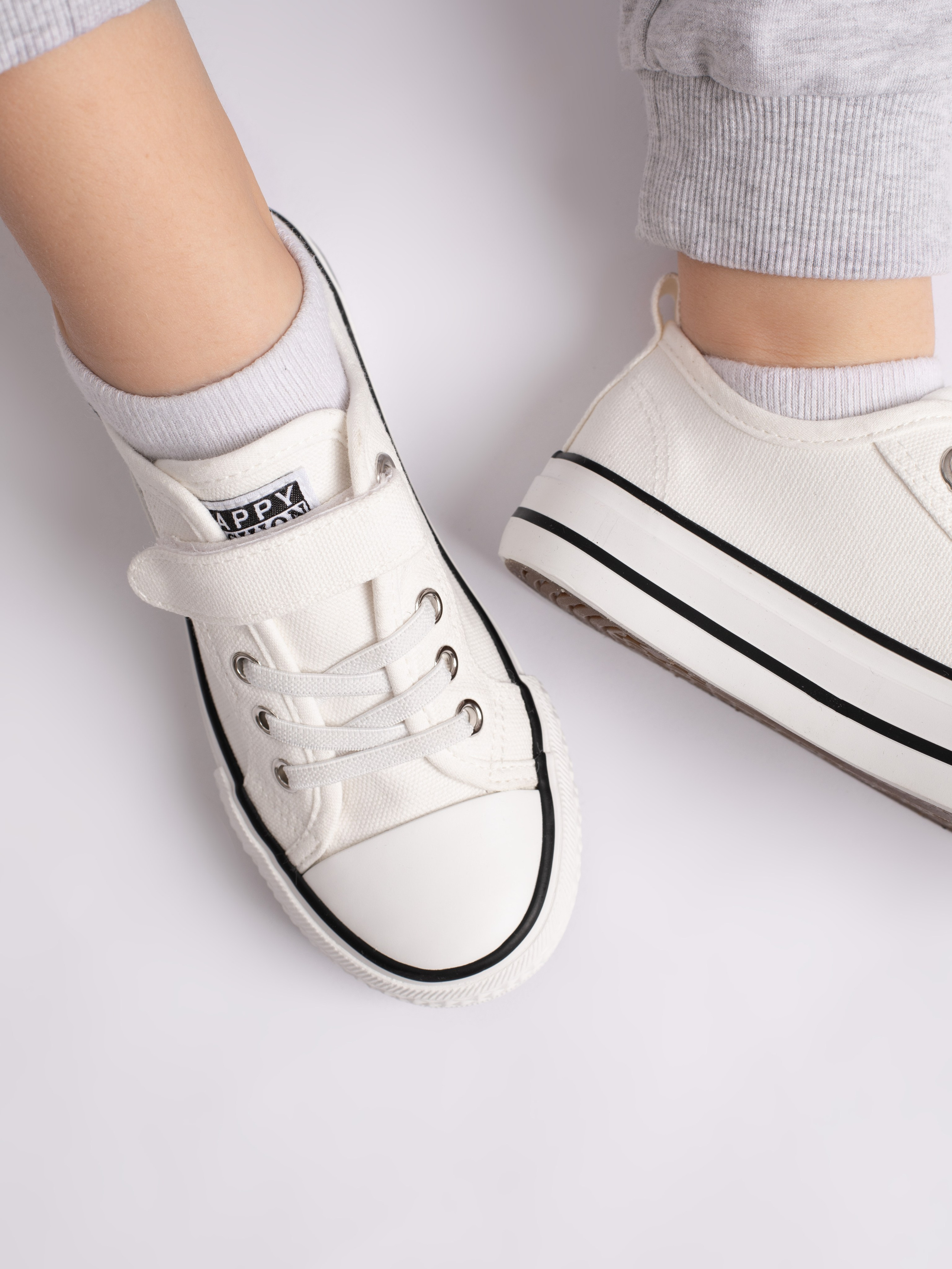 Детские кеды. Фотостудия предметной и модельной съёмки для маркетплейсов