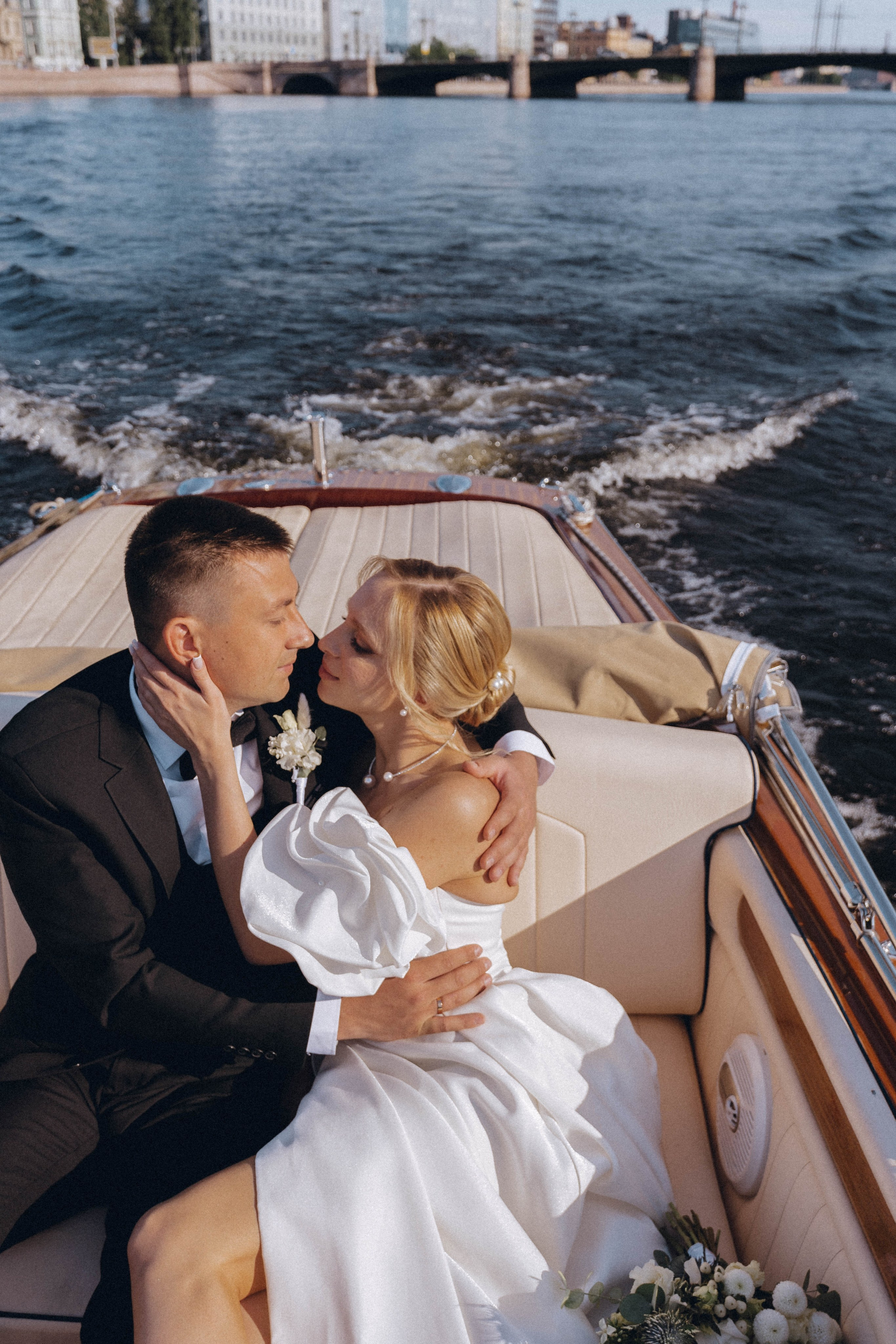 СВАДЕНБНАЯ СЬЕМКА НА КАТЕРЕ ПО КАНАЛАМ САНКТ-ПЕТЕРБУРГА И В АКВАТОРИИ НЕВЫ. Профессиональный фотограф, Санкт-Петербург — Виктория Богомолова