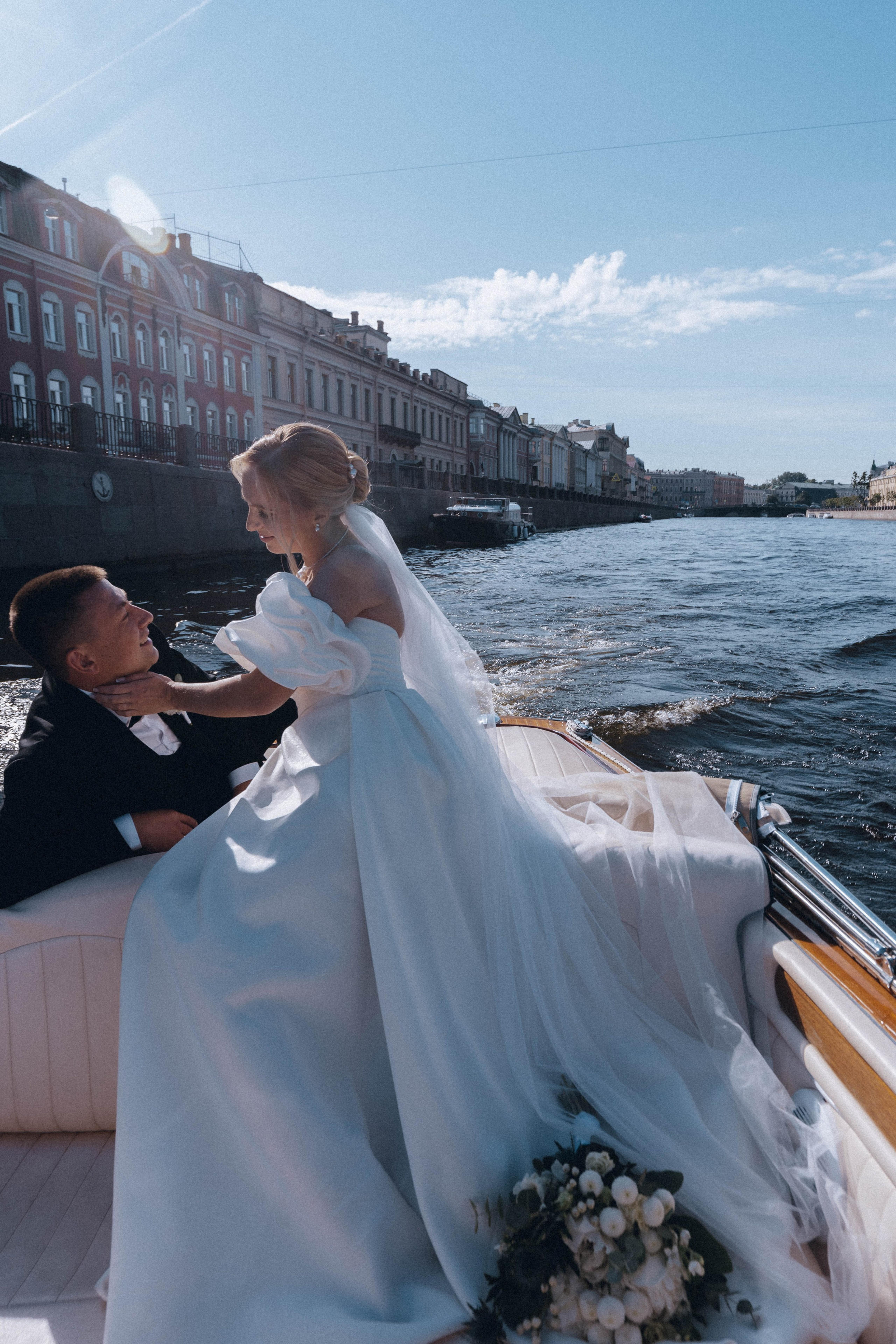 СВАДЕНБНАЯ СЬЕМКА НА КАТЕРЕ ПО КАНАЛАМ САНКТ-ПЕТЕРБУРГА И В АКВАТОРИИ НЕВЫ. Профессиональный фотограф, Санкт-Петербург — Виктория Богомолова