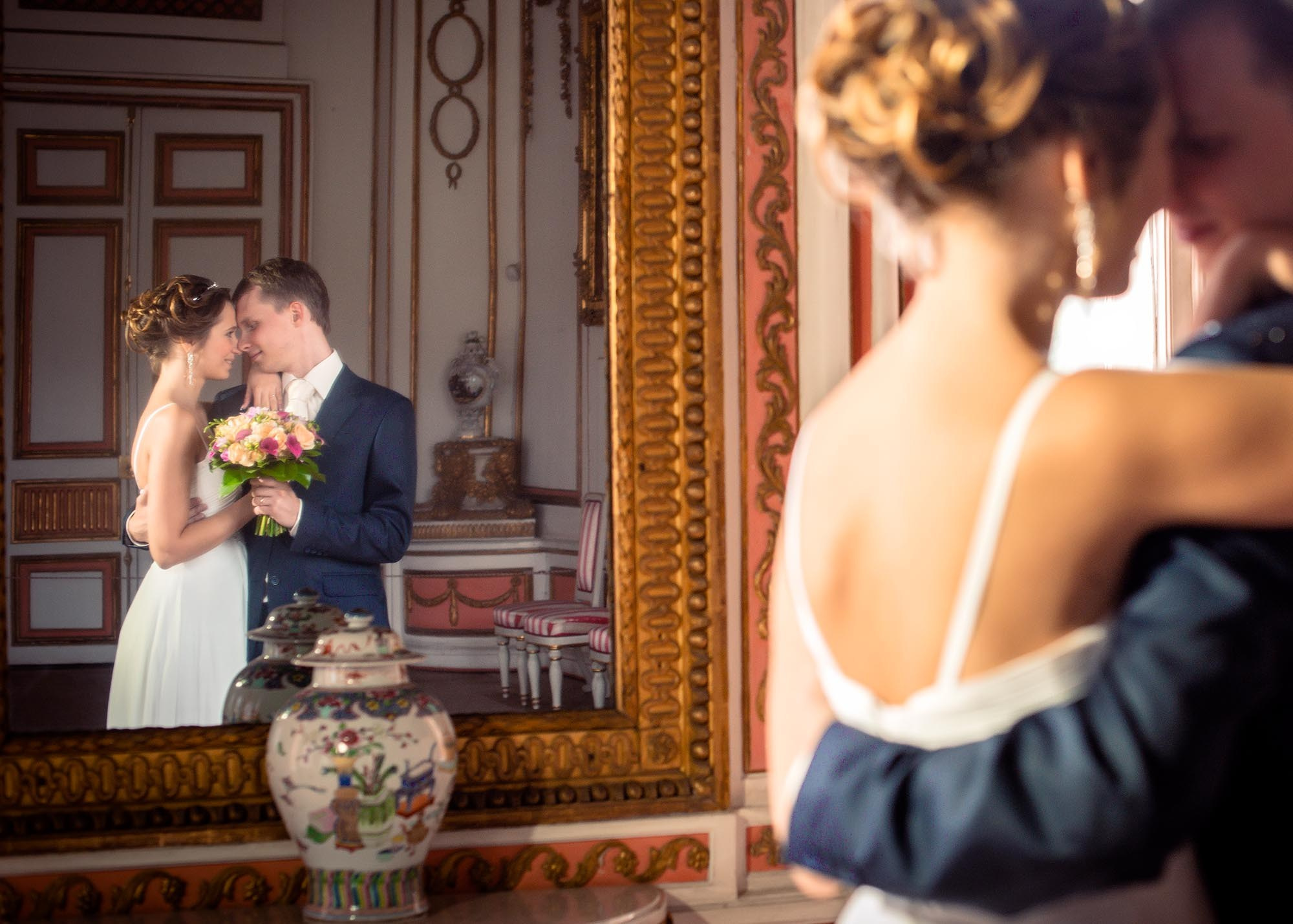 Свабедная фотосессия после ЗАГСа в Кусково для Арины и Романа. Фотограф Москва