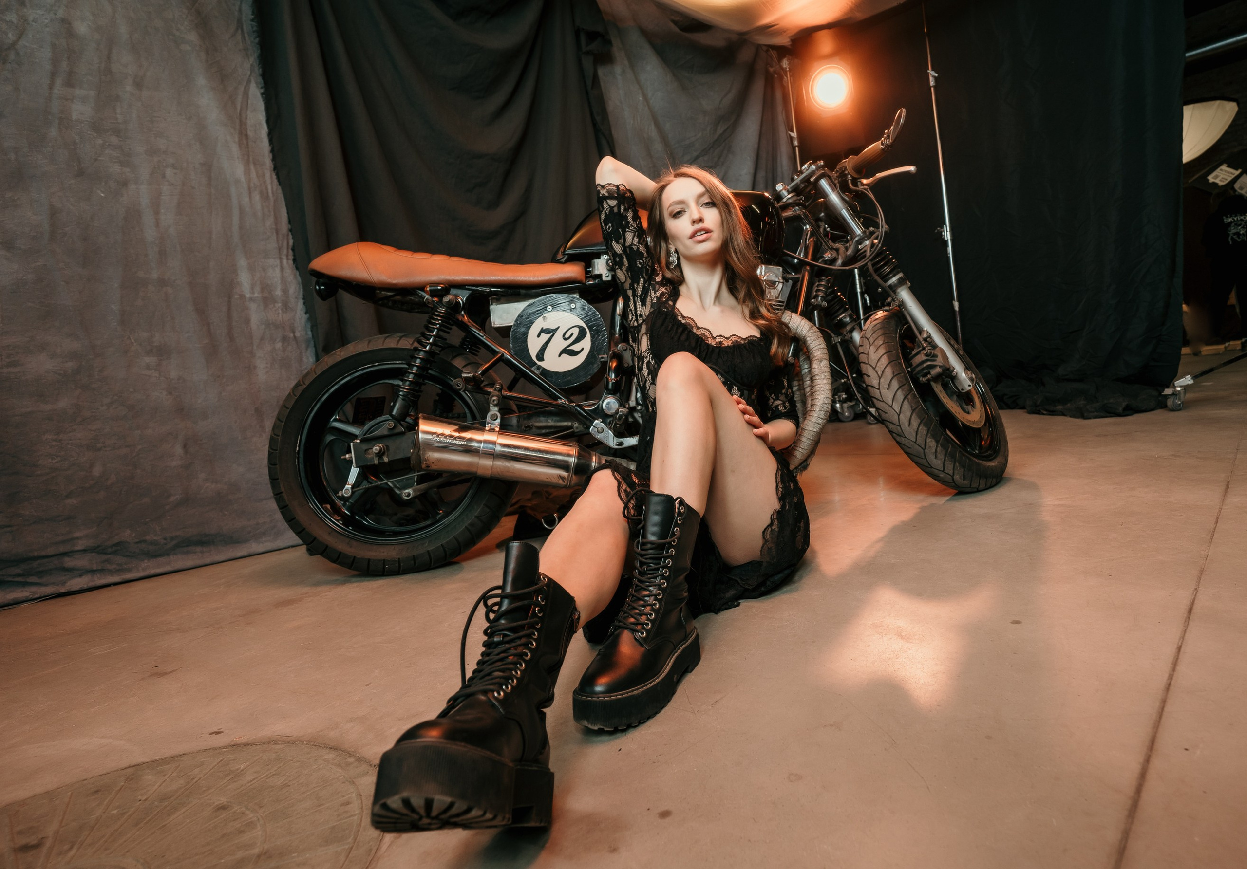 Девушки-байкеры — Фотосессия с мотоциклом в Питере. Свадебный, семейный, портретный, репортажный фотограф в Санкт-Петербурге