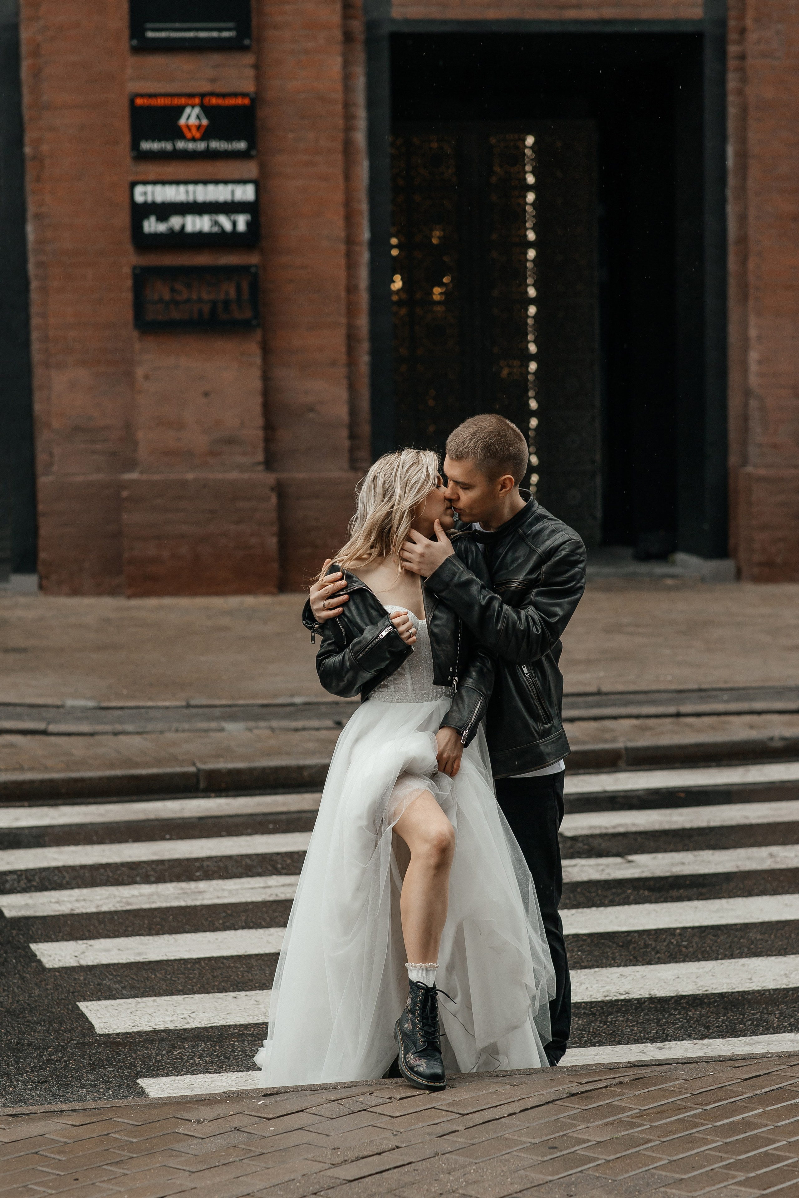 Свадебная прогулка в Москве в кожаных куртках и ботинках