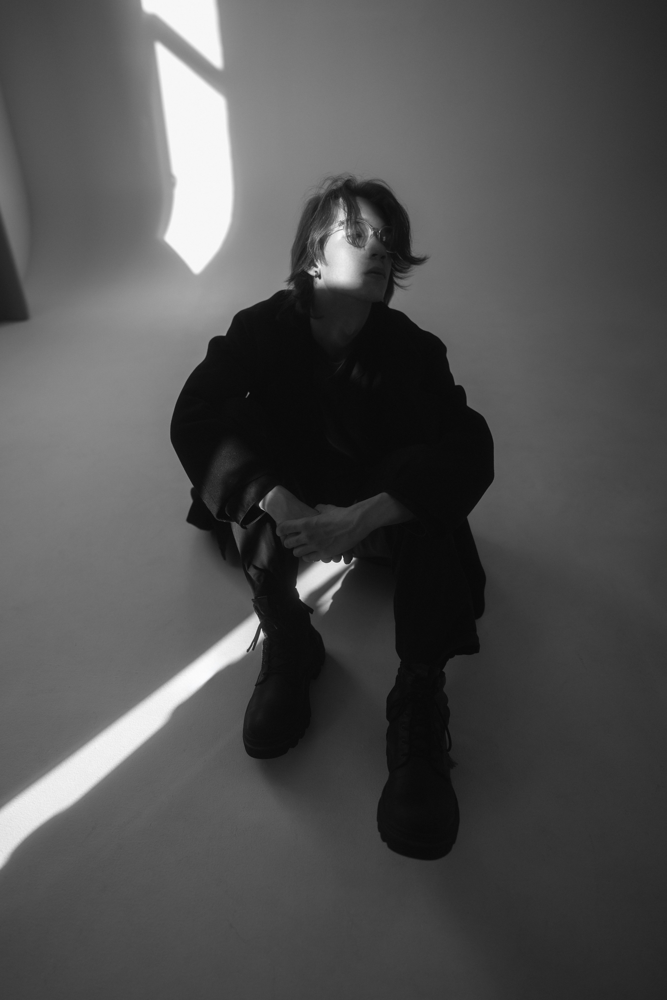 Мужская чб фотосессия в студии на циклораме в Казани