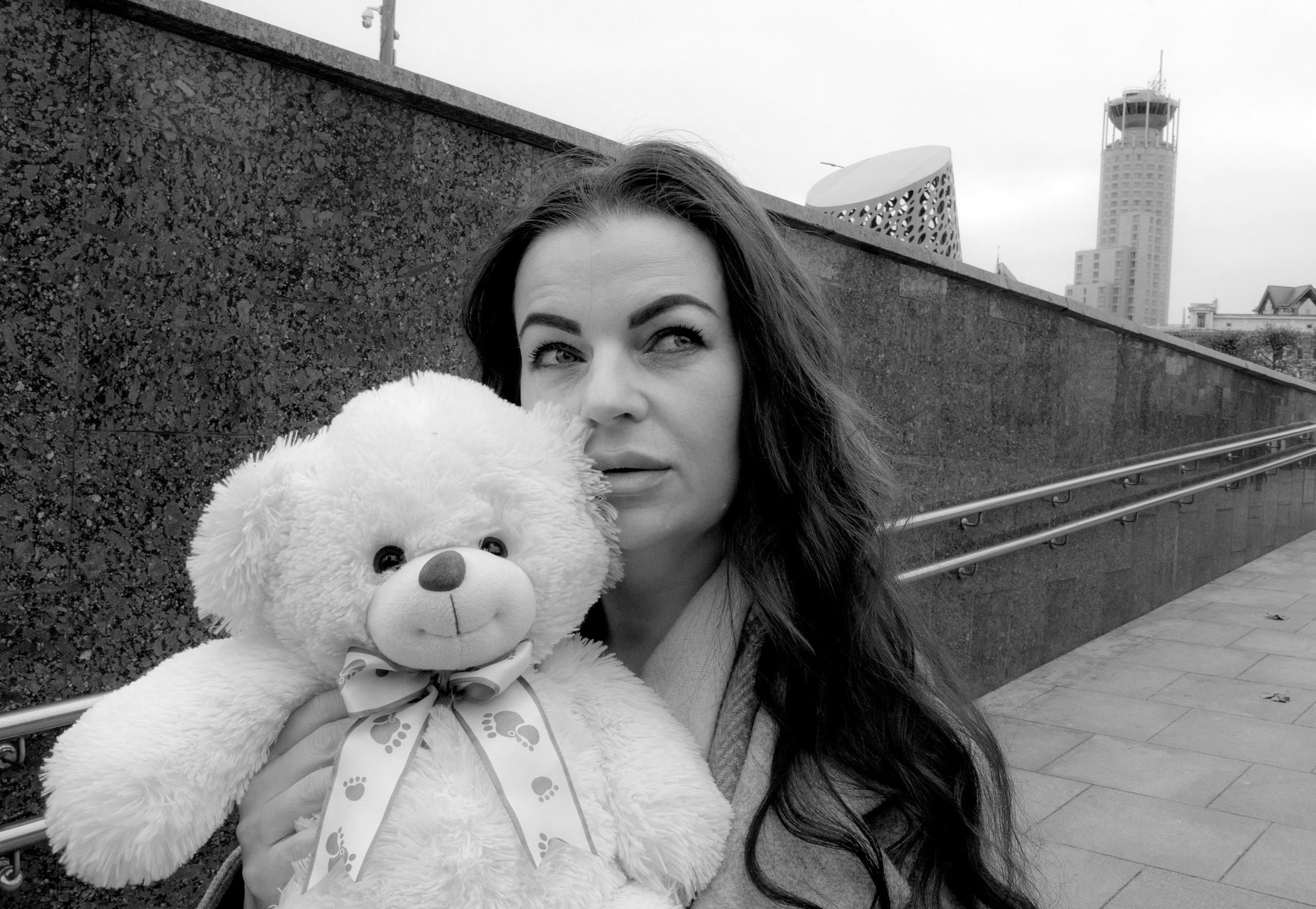 Фотосессия с игрушкой. Плюшевый медведь. Женская фотосессия, прогулка по городу.Фотосессия в Москве. Девушка с игрушкой