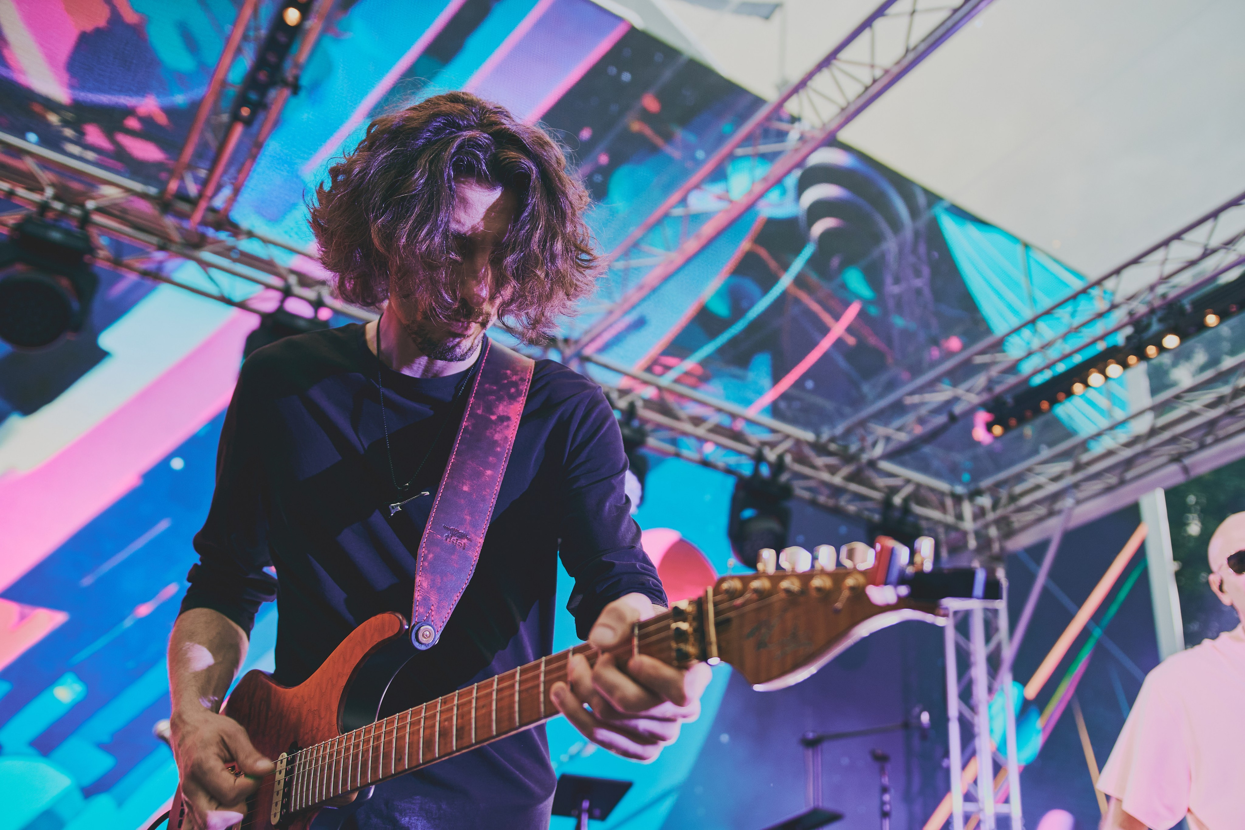 Съёмка с концерта МОТа: толпа фанатов и артист. Шилов Арсений — репортажный фотограф в Москве