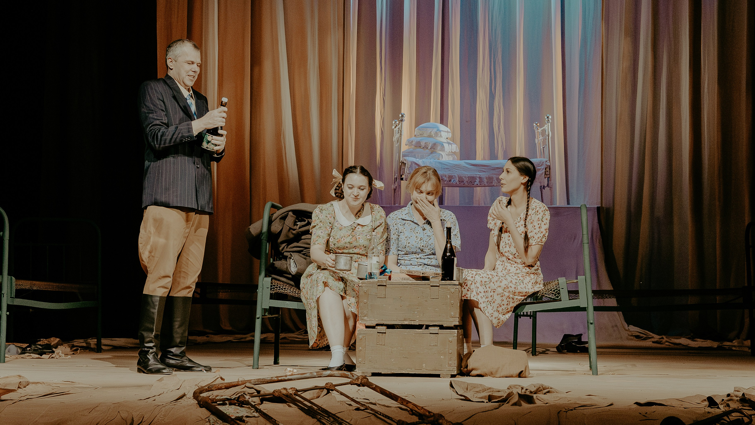 Театр Юного Зрителя " Не покидай меня». Фотограф Марк Файзулин