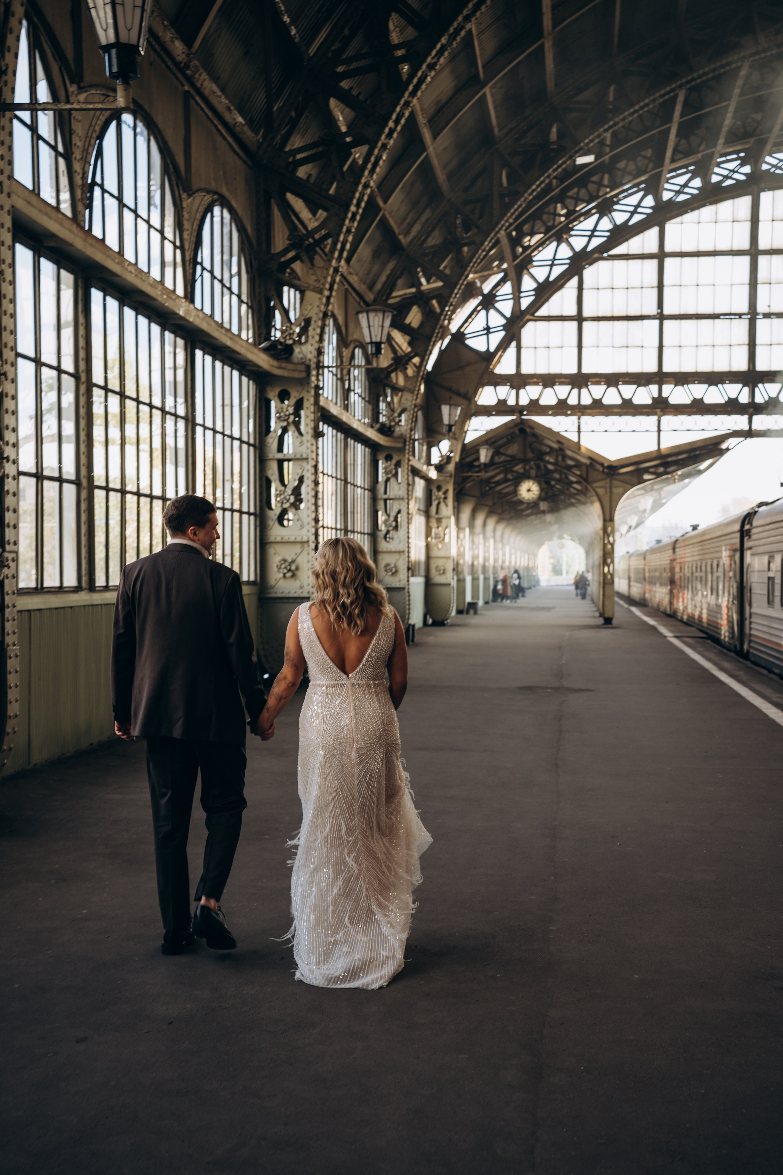 Невеста идет по аллее парка — профессиональная съемка свадебных портретов на открытом воздухе в Москве.