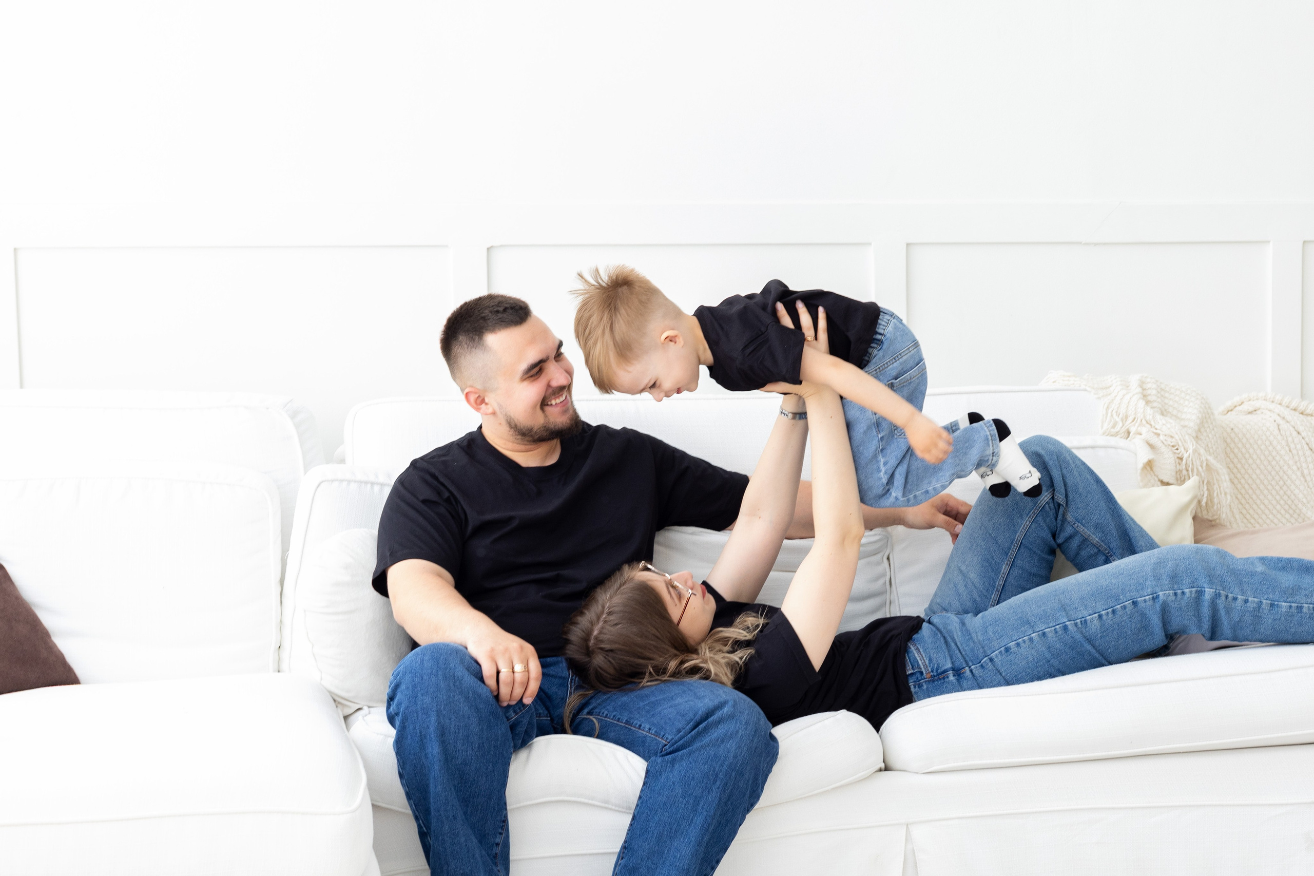 Семейная фотосессия в студии (Михаил, Крестина и Макар). Женский фотограф в Орске Новотроицке Динара Долганова