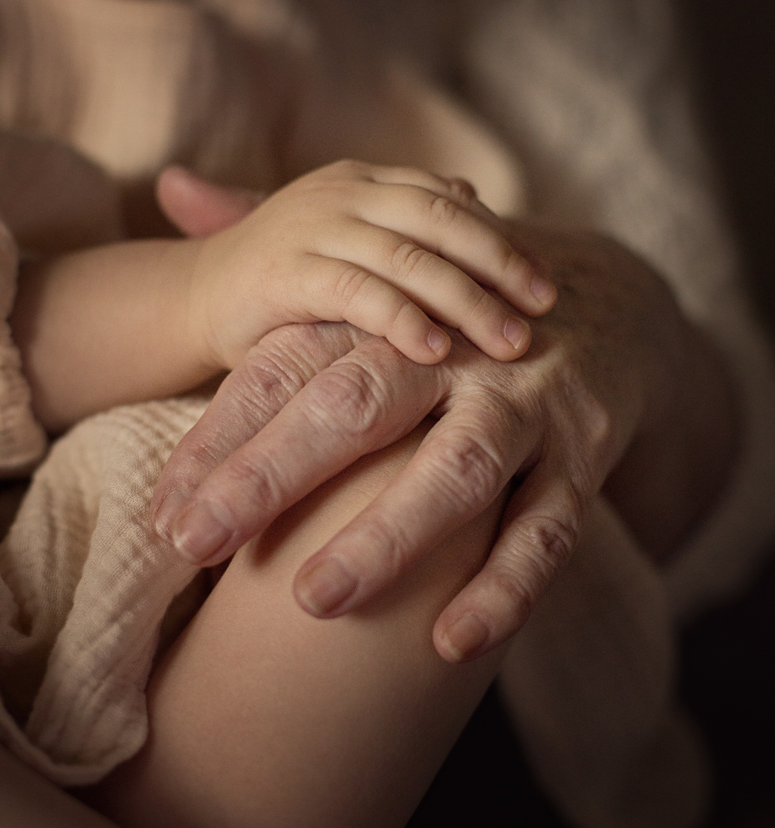 Рука девочки лежит на руке бабушки крупным планом