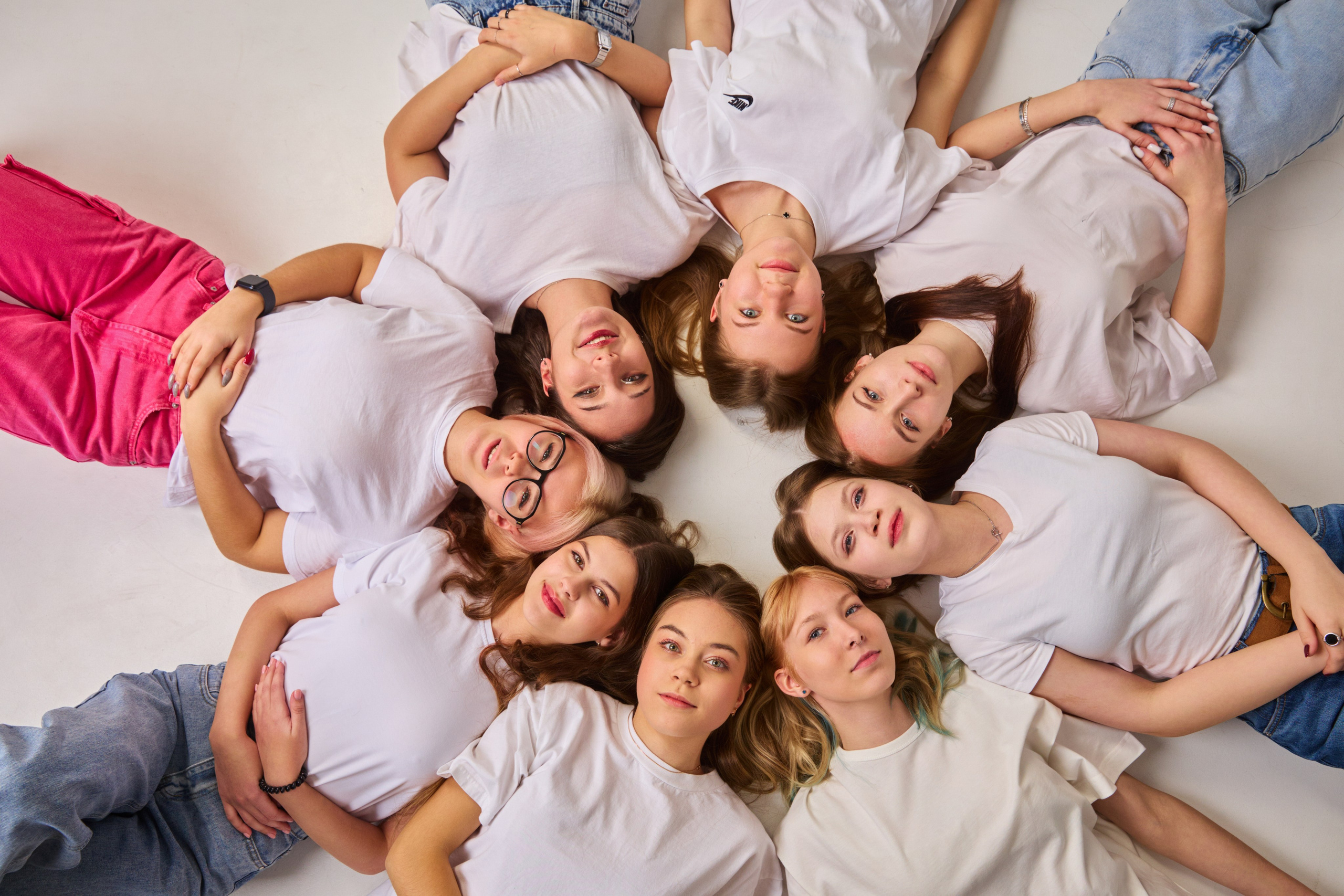 Выпускные альбомы для старшеклассников в Красноярске от AlbomKras 🎓✨. AlbomKras -выпускные альбомы Красноярска с авторским дизайном и качественной фотосъемкой! ⭐⭐⭐⭐⭐ 5.0