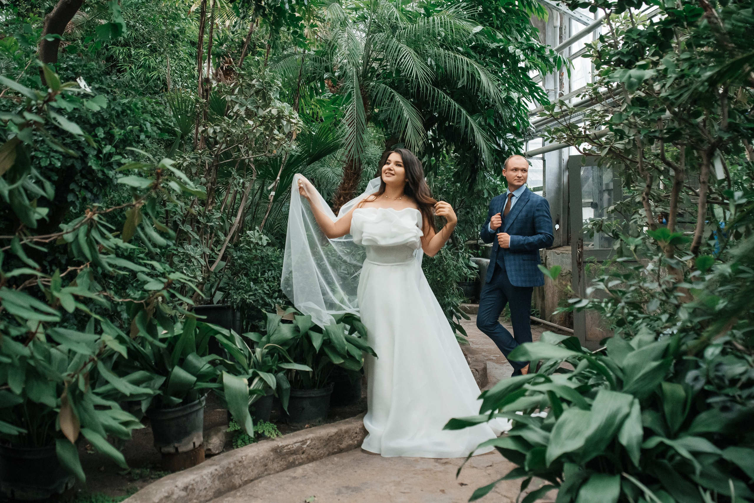 Свадебная фотосессия в оранжерее Ботанического сада им. Цицина. Свадебный и репортажный фотограф-видеограф Москва и Московская область