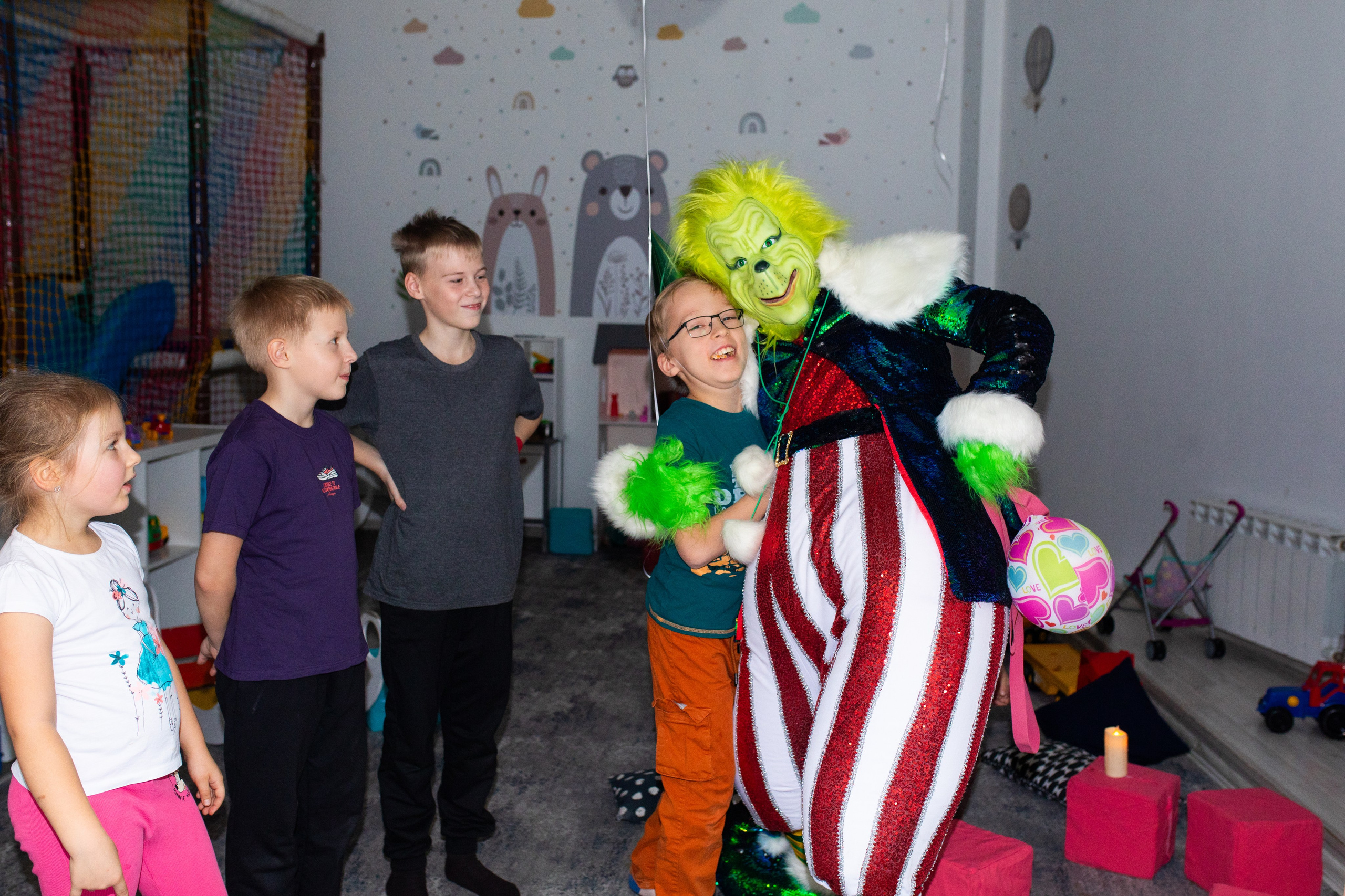 Гринч или как выключили свет в лофте вечером) атмосферные фото детского праздника со свечами и фонариками. Фотограф в Новосибирске Ася Зверева