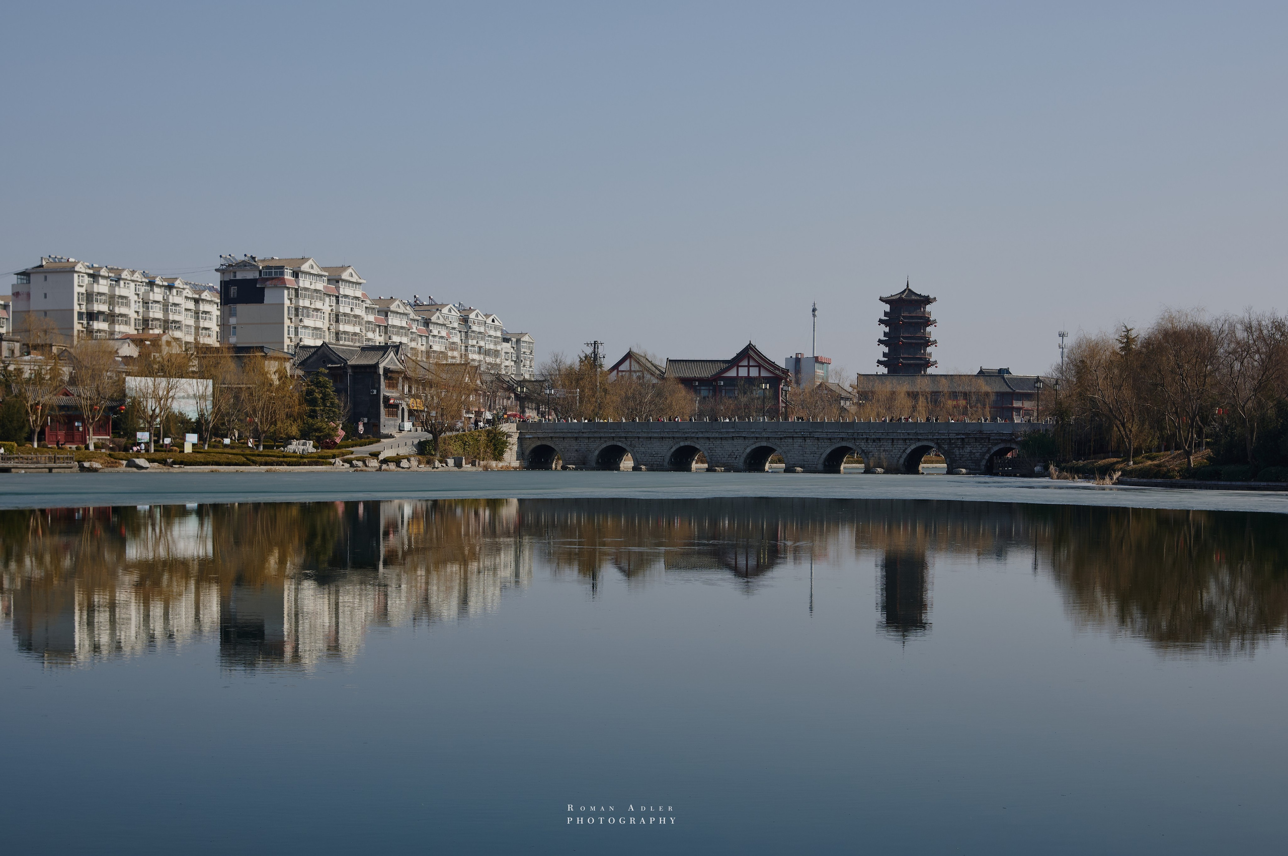 Рассвет на храмовой горе Юнмень. Цинчжоу. Фотограф Роман Адлер