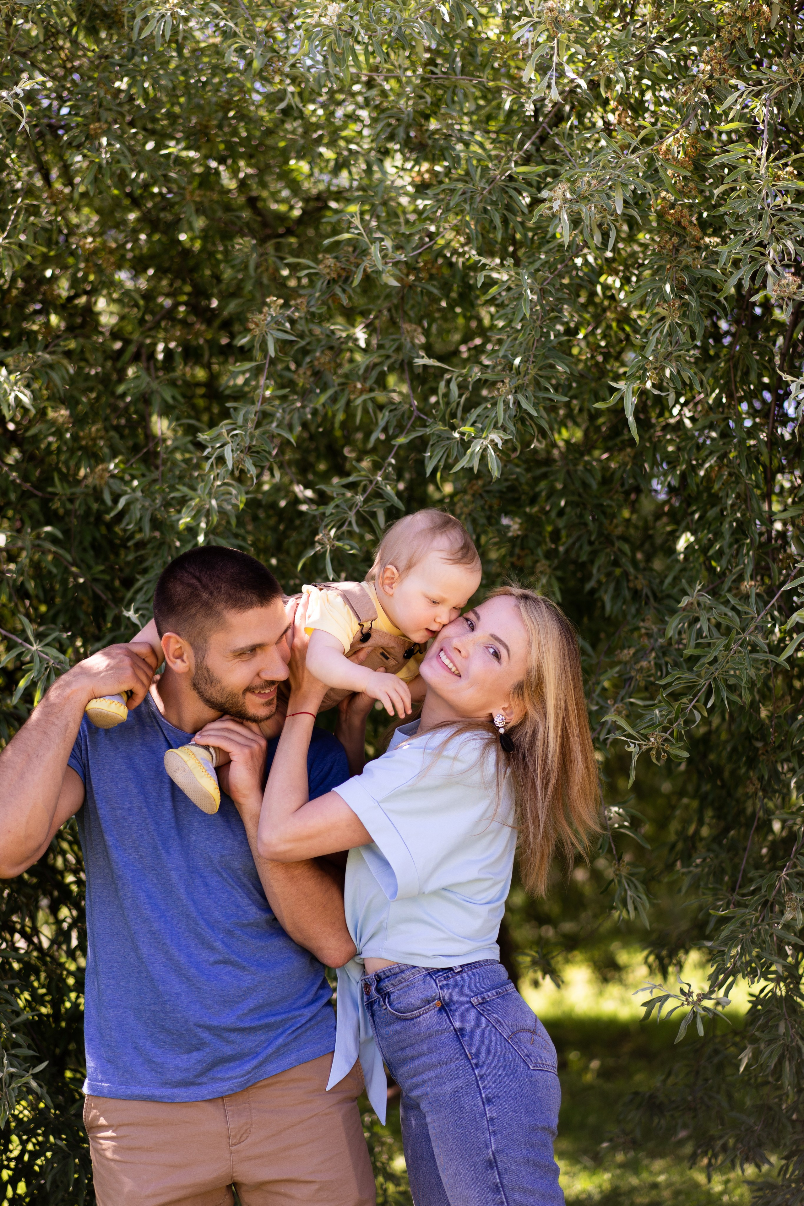 Прогулка в яблоневом саду. Семейный и детский фотограф в Санкт-Петербурге Дарина Герчиу
