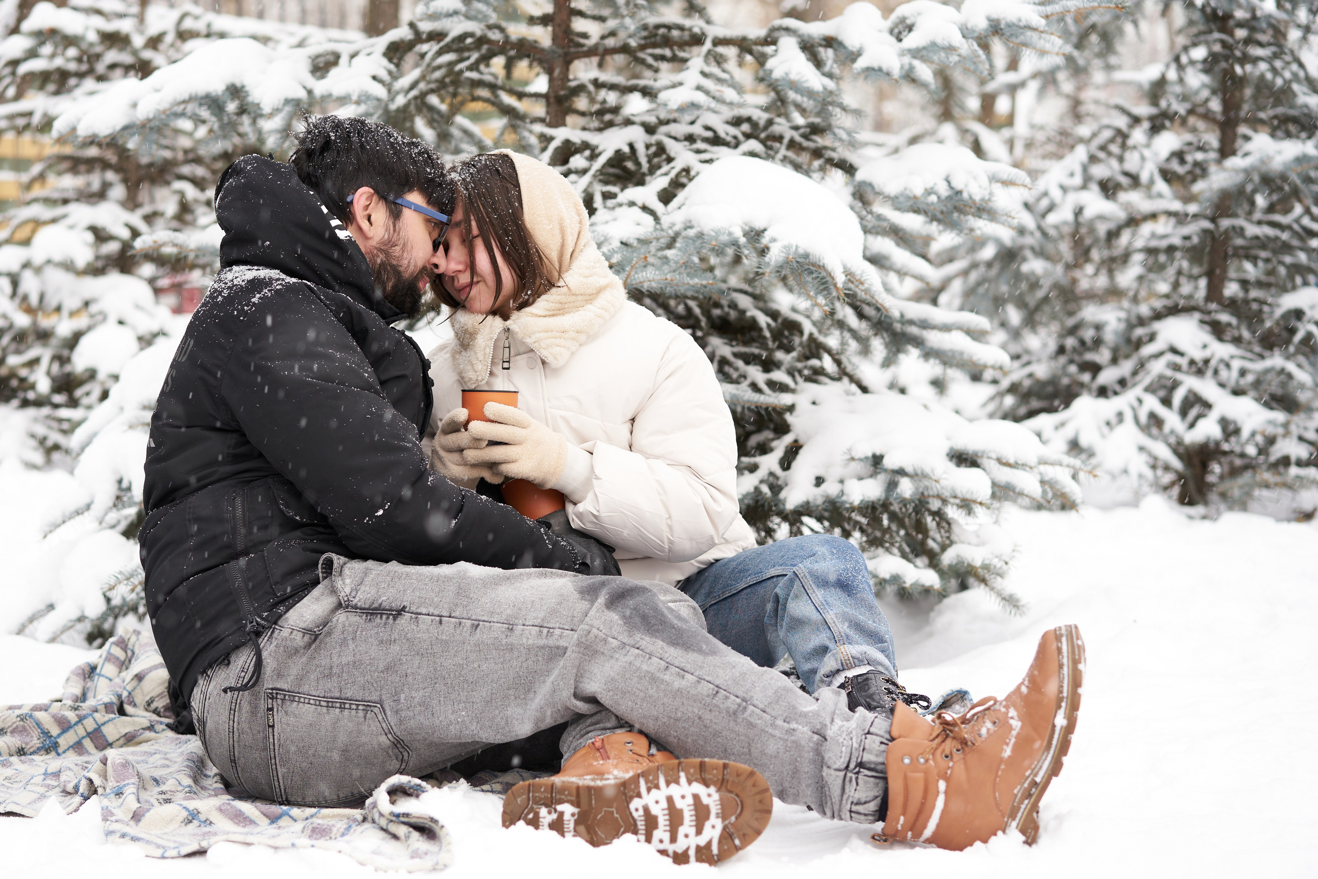 Зимняя фотосессия влюбленных в парке. Фотограф Екатеринбург Кокшарова Александра