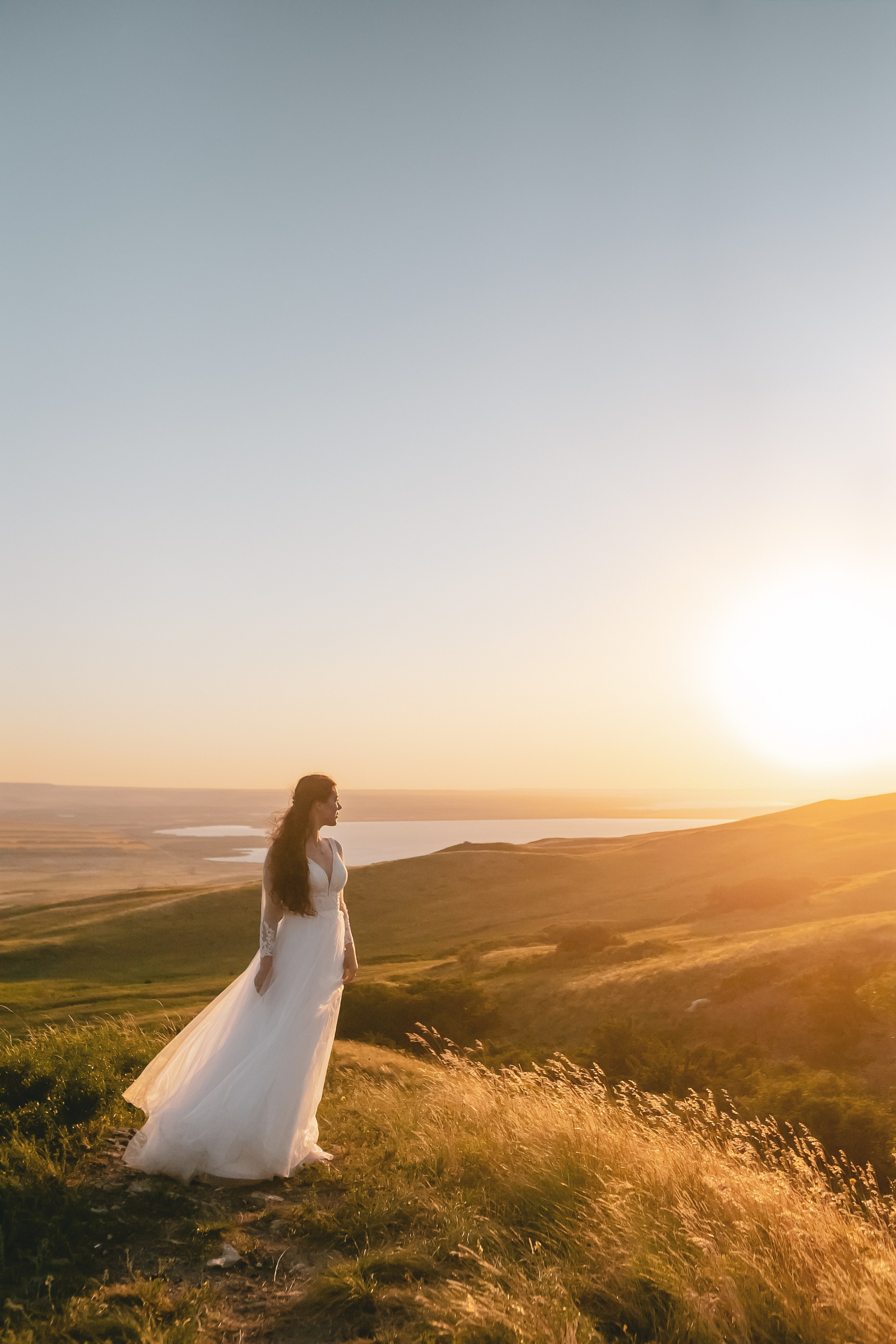 Свадебный фотограф на церемонии - Свадебный фотограф запечатлевает момент обмена кольцами на романтической церемонии