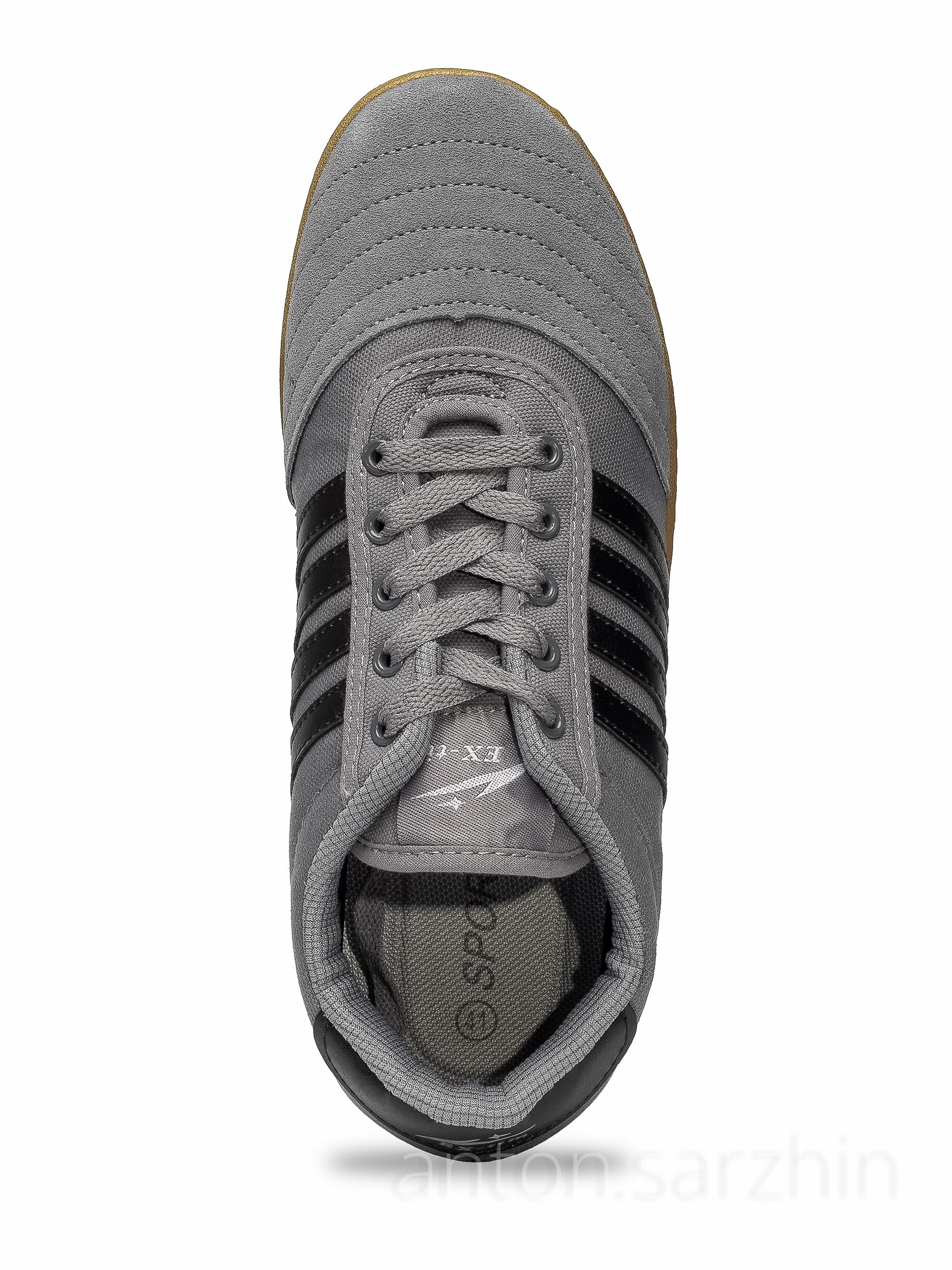 Предметная съемка кроссовок вид сверху