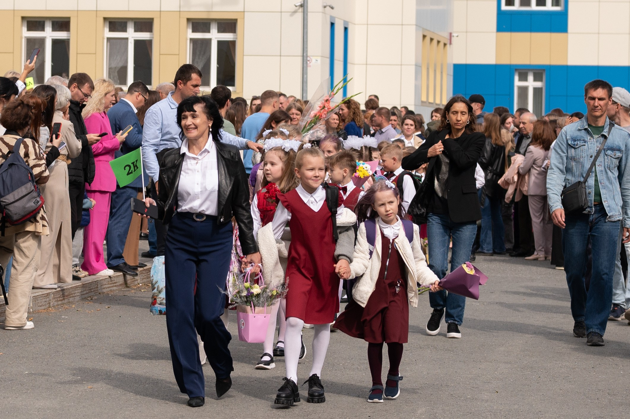 1 сентября 16 гимназия 2 класс (линейка + в классе+ на улице). Фотограф новорожденных, семейный детский в Тюмени Татьяна Морозова