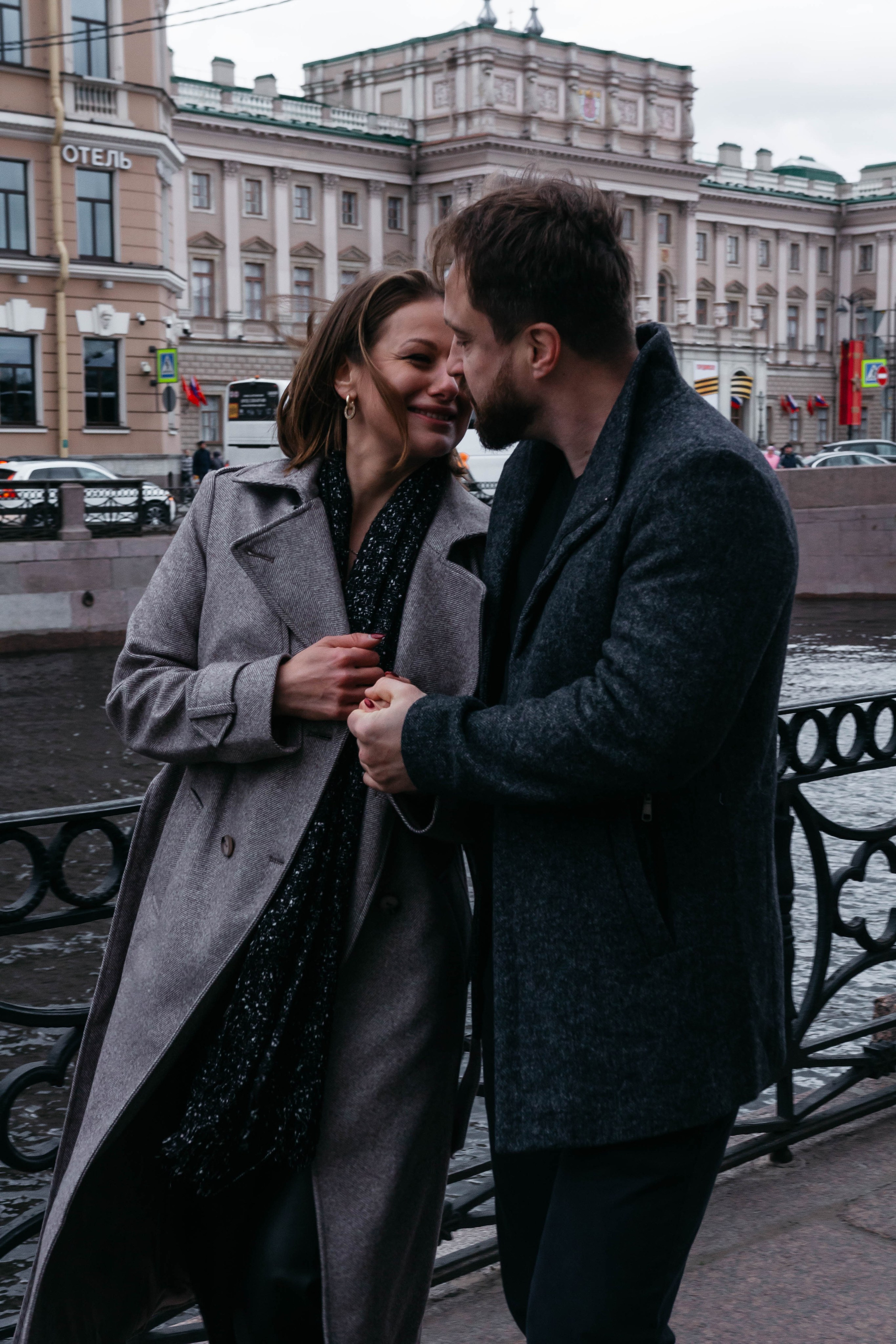пара целуется вдоль канала в Питере