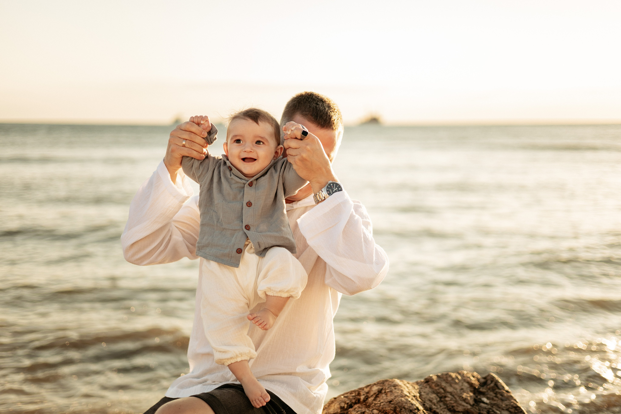 Доверие: папа подбрасывает сына к небу