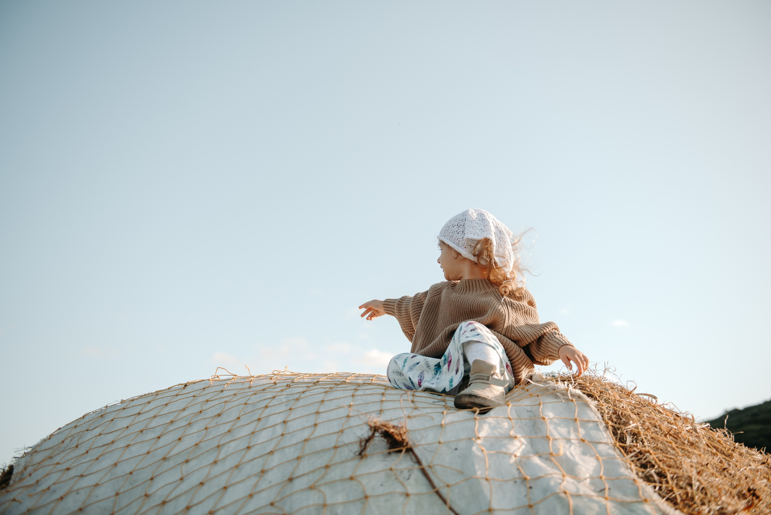 Дениска и Пелагея на сенокосе. Ирина Метелица фотограф на Шикотане