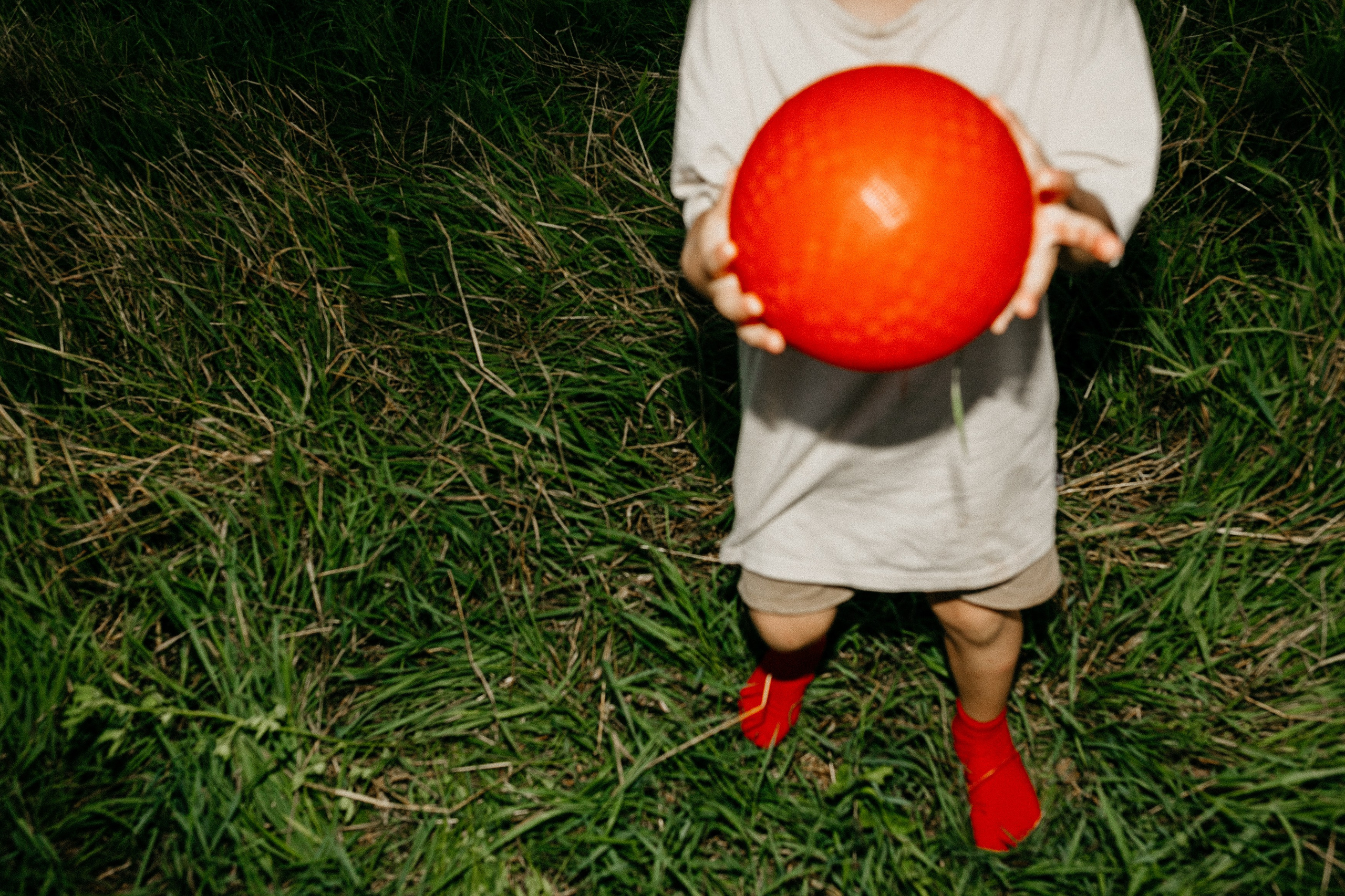 Фотосессия с красными мячами. Семейный фотограф Маша Тимофеева | Москва