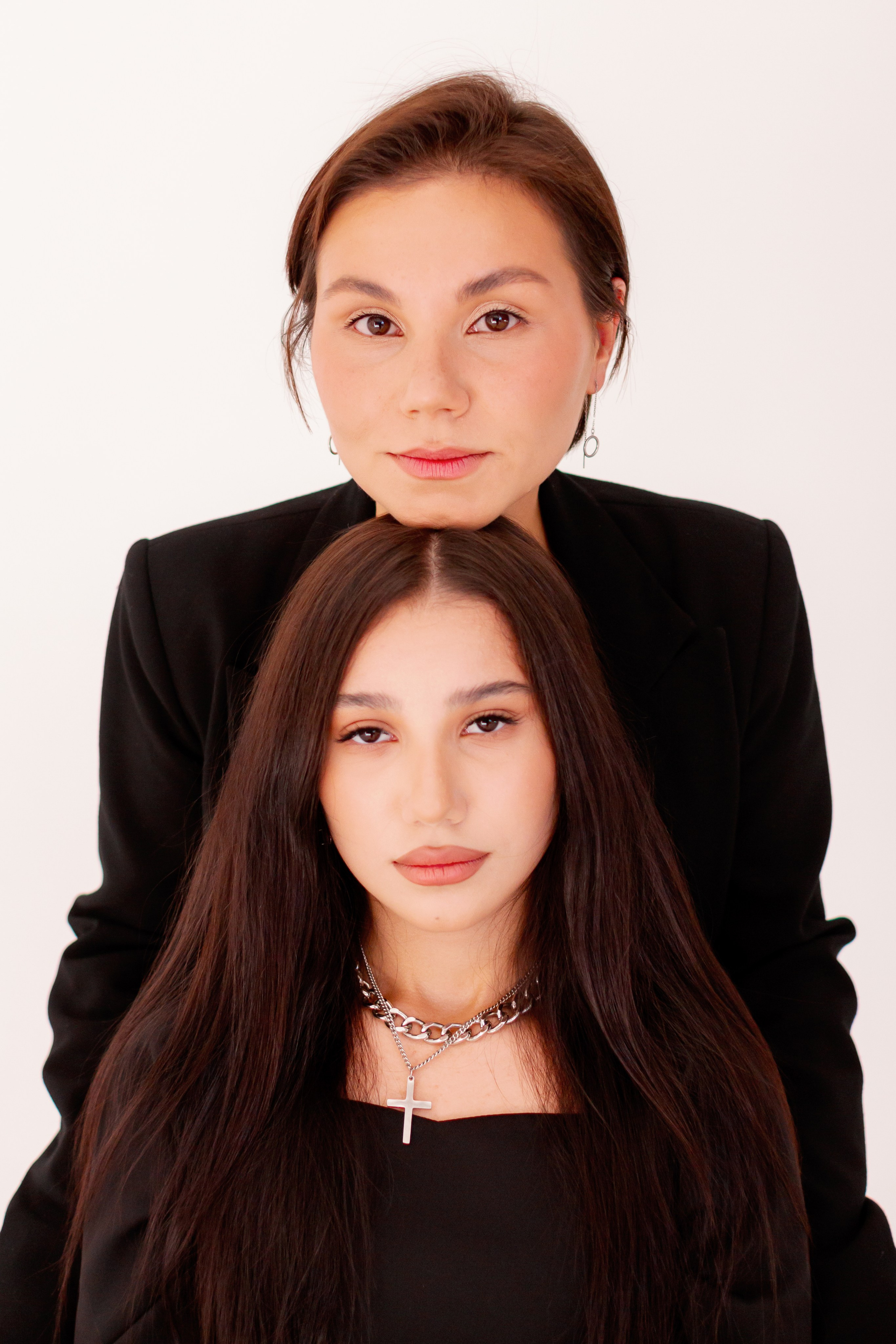 Эля и Лиза. Сёстры. Фотосессия в студии, Екатеринбург. Фотограф в Екатеринбурге Пойгина Елена