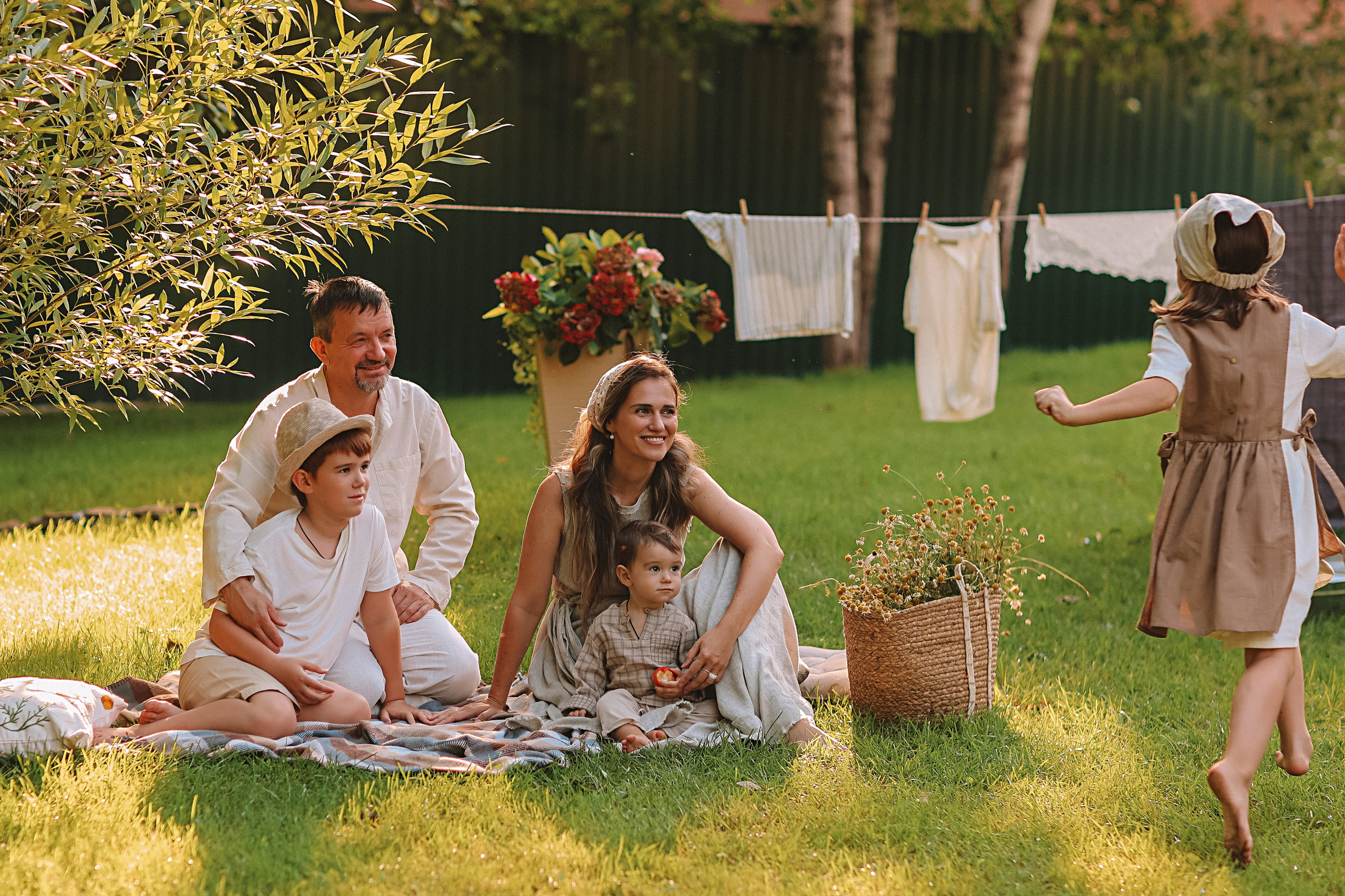 Стирка у дома. Семейный фотограф Тюмень, фотограф на роды Салмина Мария