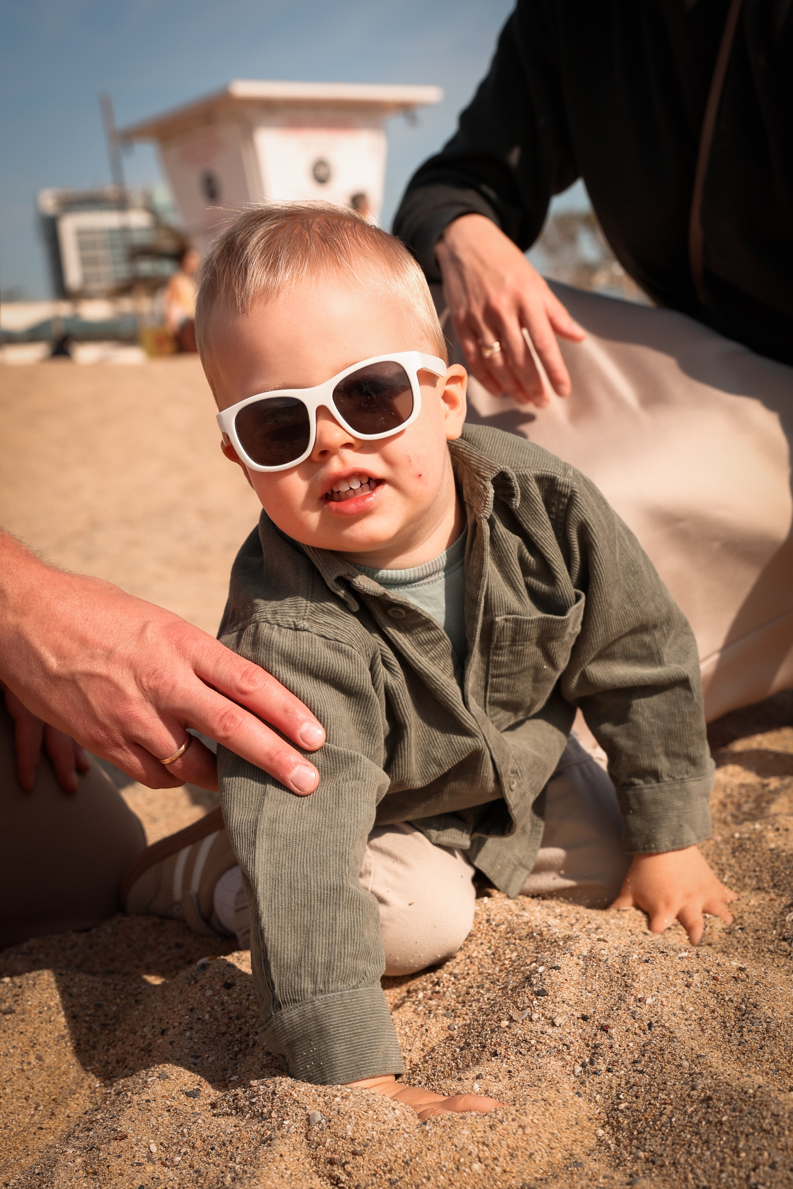 Seashore with a toddler. Natalia Zhuravleva|family, newborn, maternity photographer in Barcelona