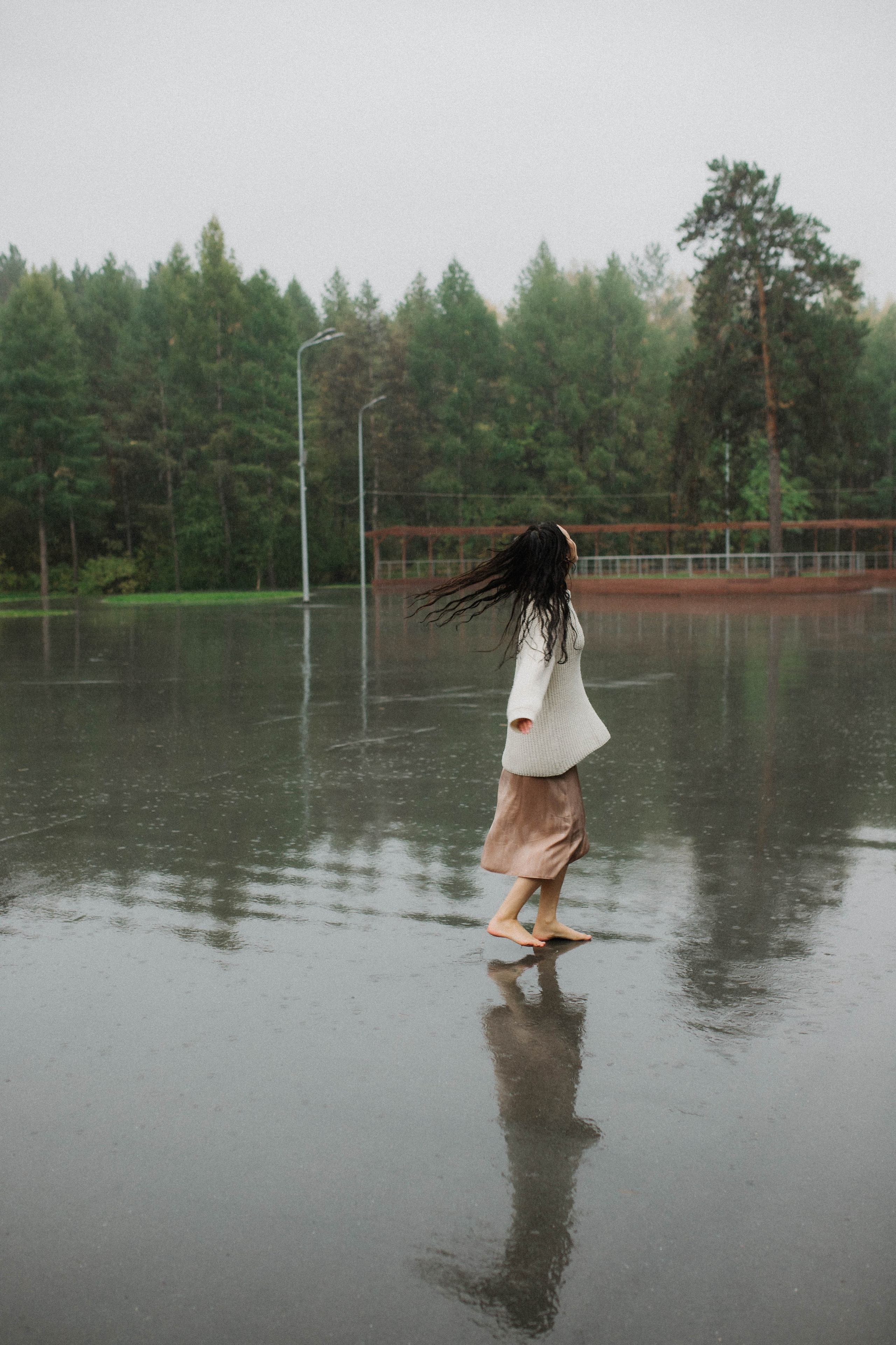 Бегать по сентябрьским лужам вдвоём. Свадебный фотограф Новосибирск