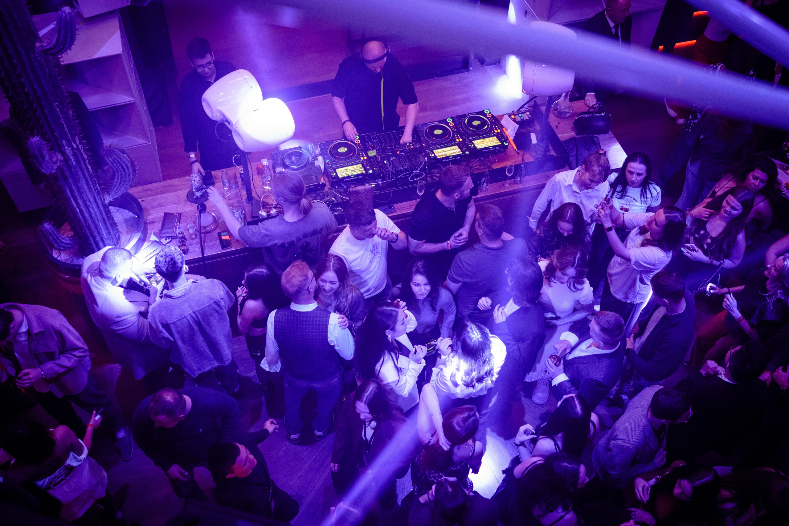 Вечеринка OSNOVATELI.LIVE репортажный фотограф Саша Дружинина. Репортажный фотограф в Москве Саша Дружинина