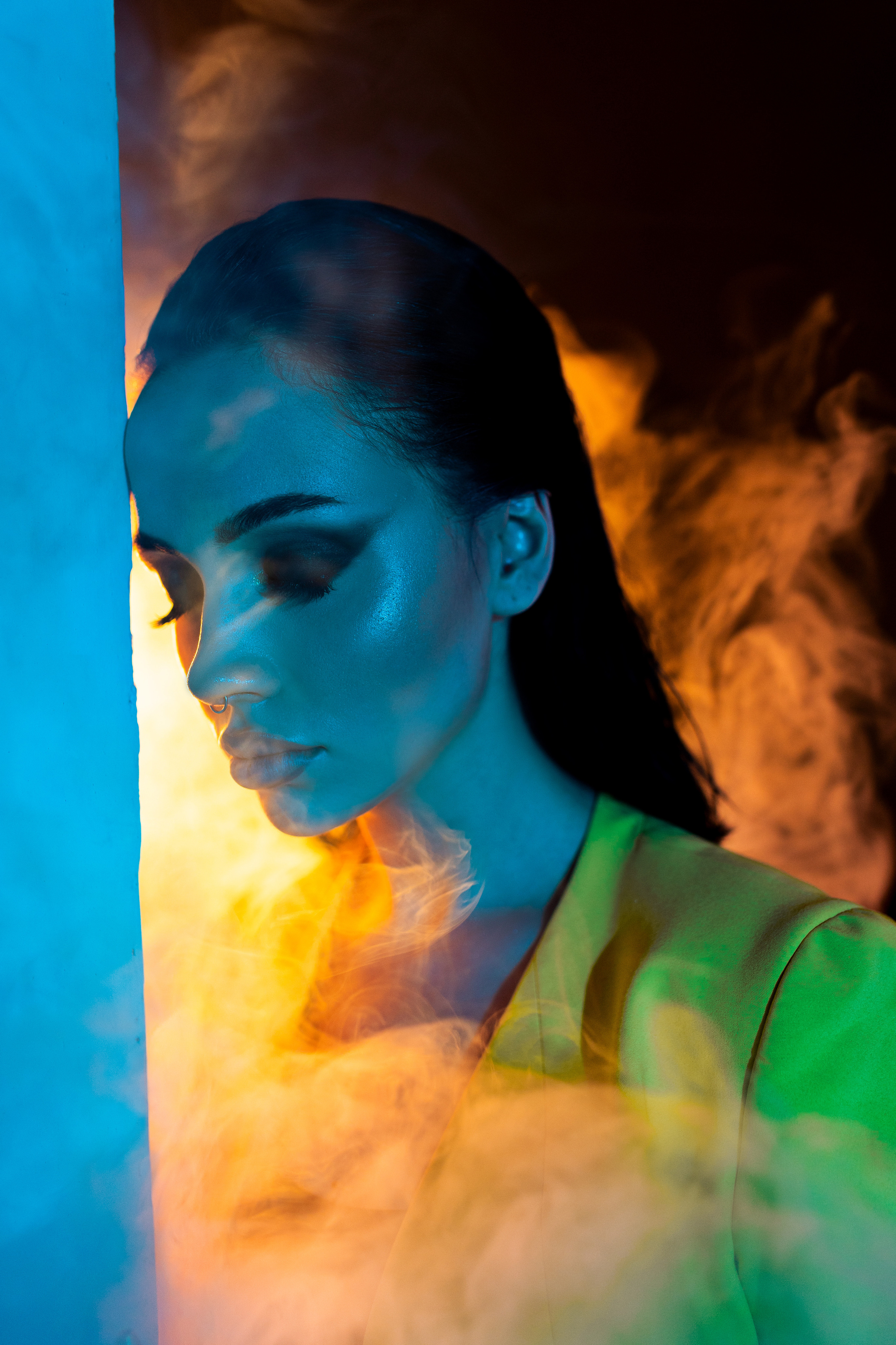 женский портрет с цветный светом в фотостудии и дым машиной