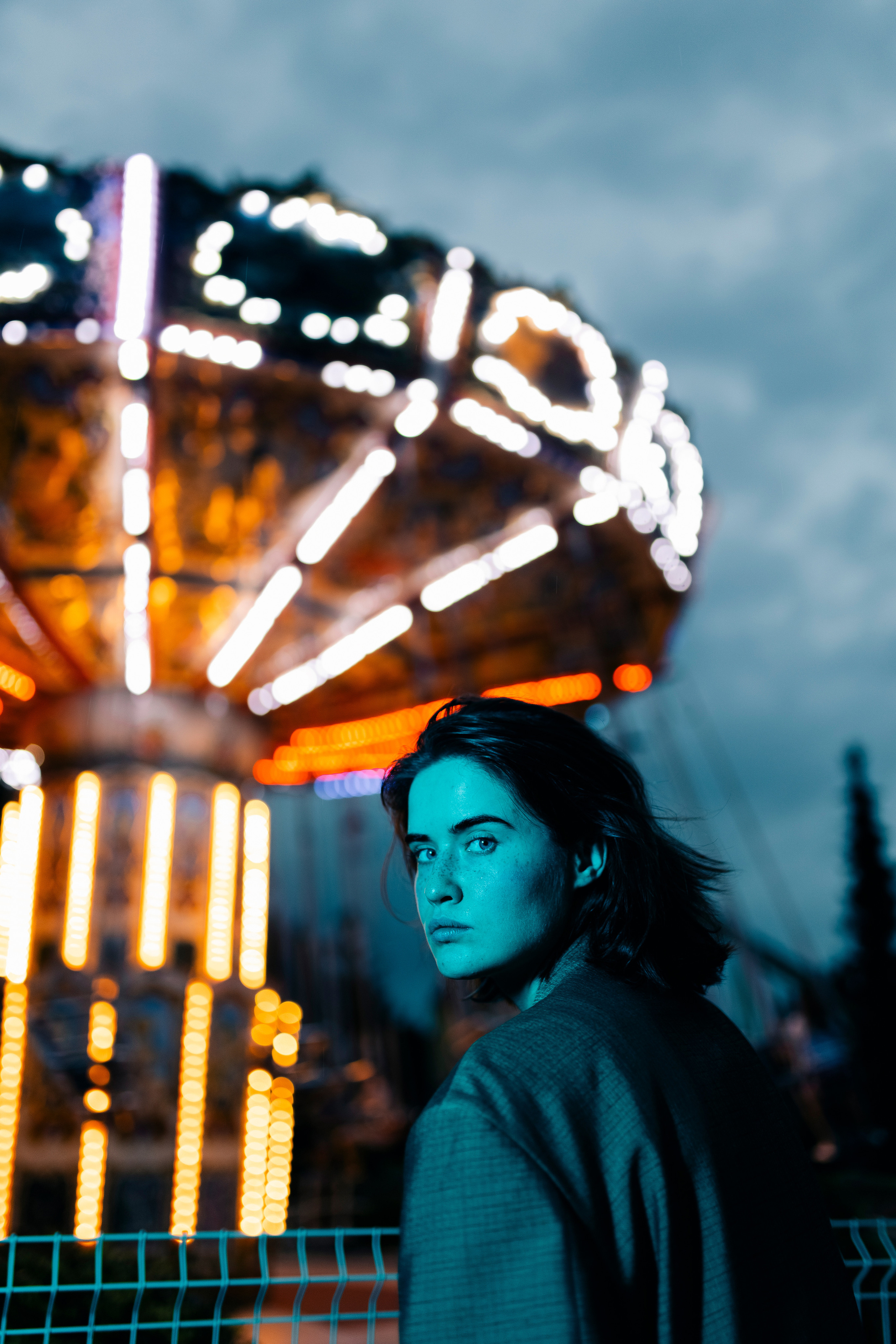 женский портрет фотосессия фотосъёмка с цветным светом в парке