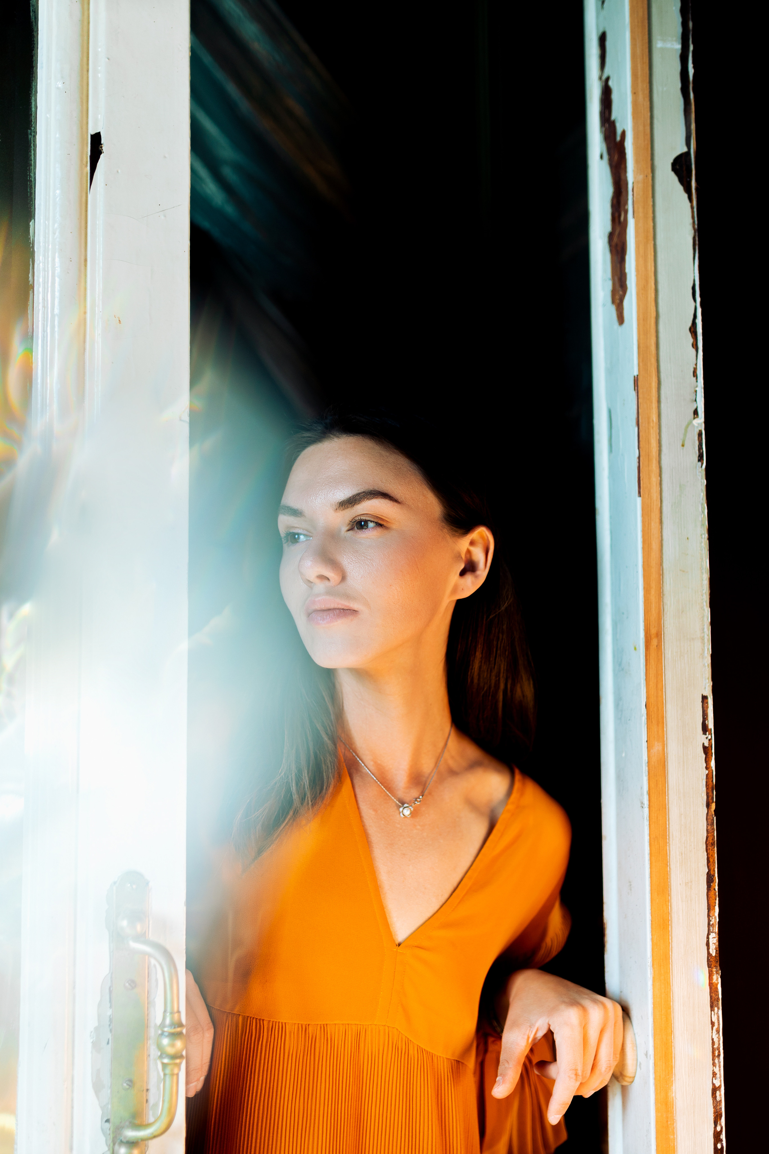 женский портрет с цветный светом в фотостудии 