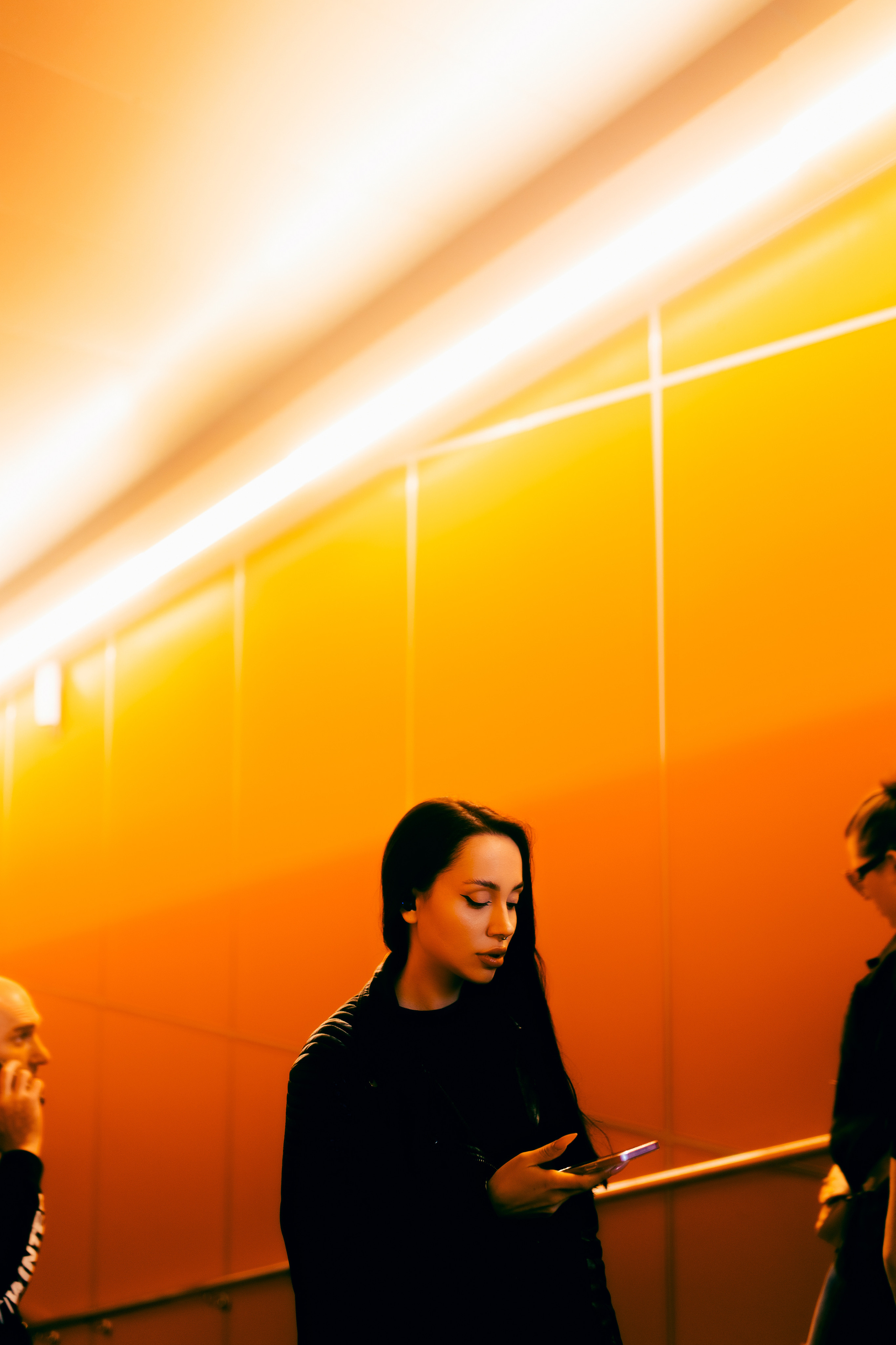 женский портрет фотосессия фотосъёмка с цветным светом 