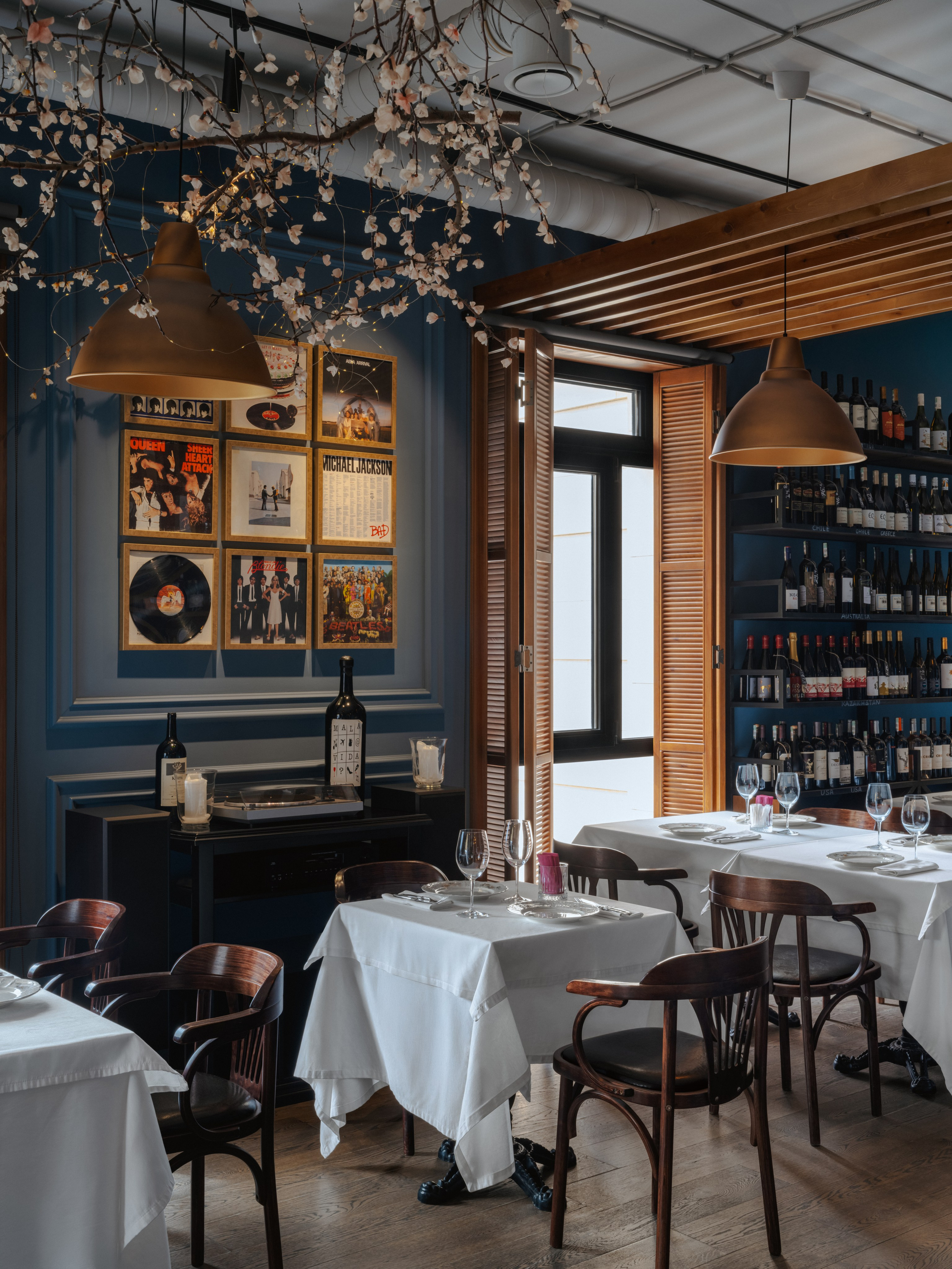 Интерьер ресторана The Wine Cafe у окна, естественный свет, Астана Казахстан