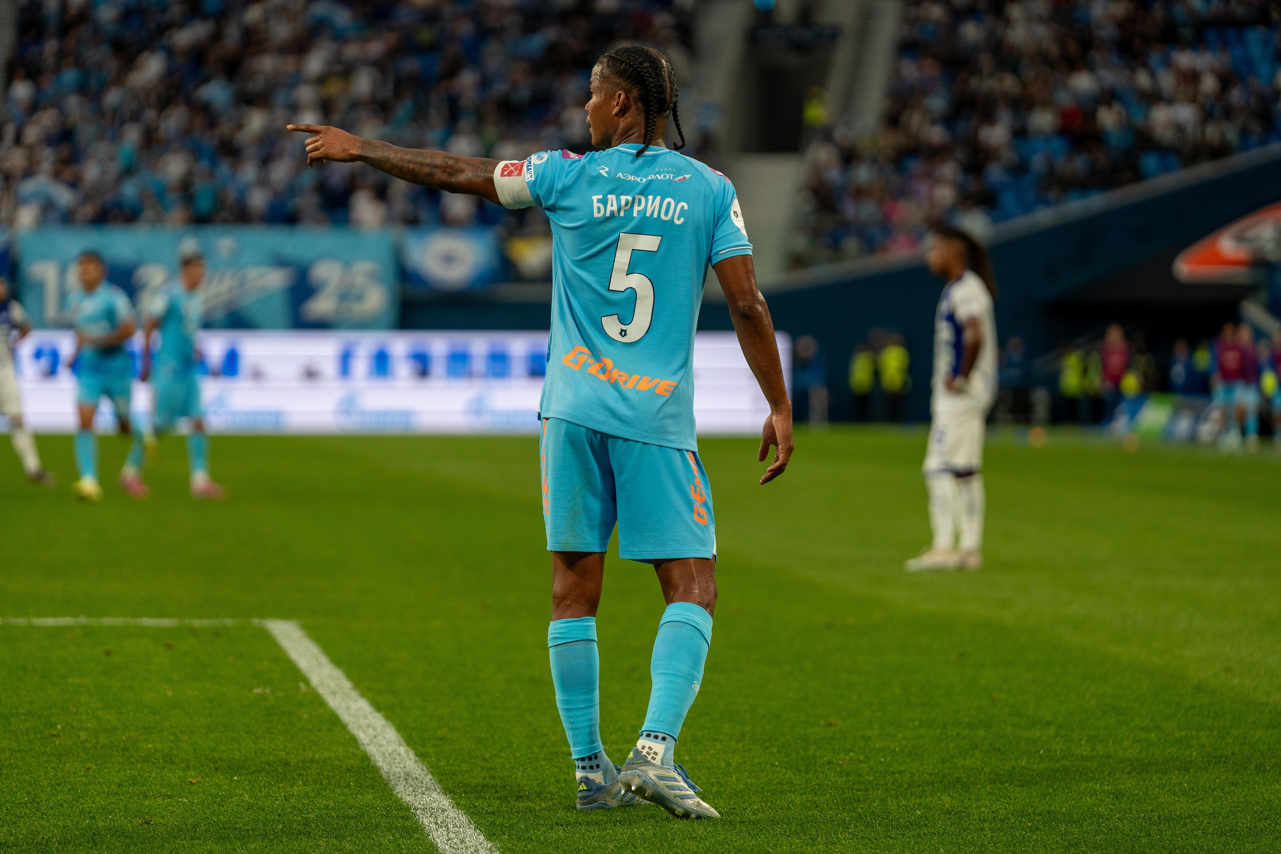 Барриос указывает в матче Зенит–Динамо на Газпром Арене
