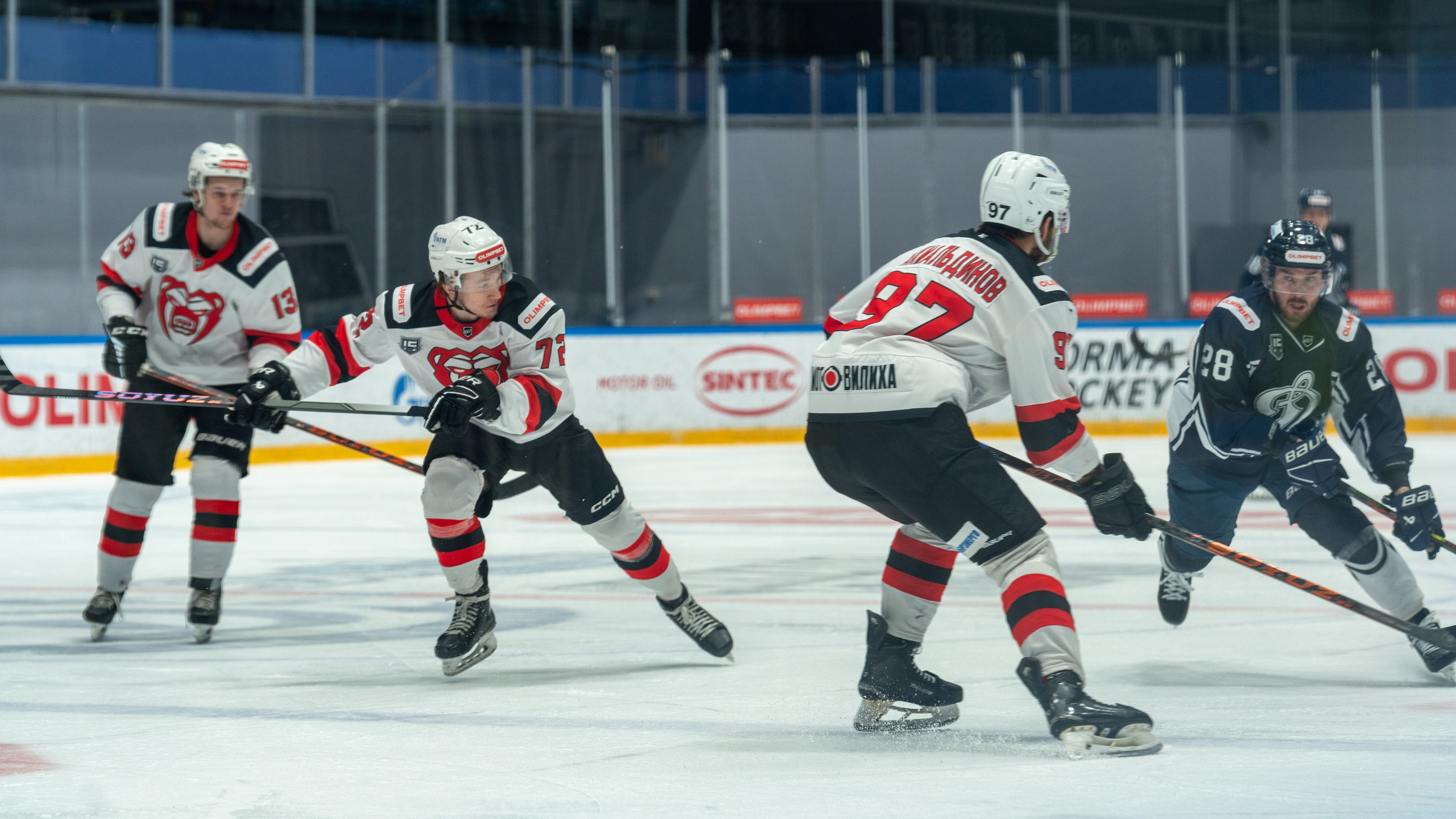 Ожесточённая борьба за шайбу в матче «Динамо» — «Молот». Репортажная спортивная фотосъёмка, Санкт-Петербург.